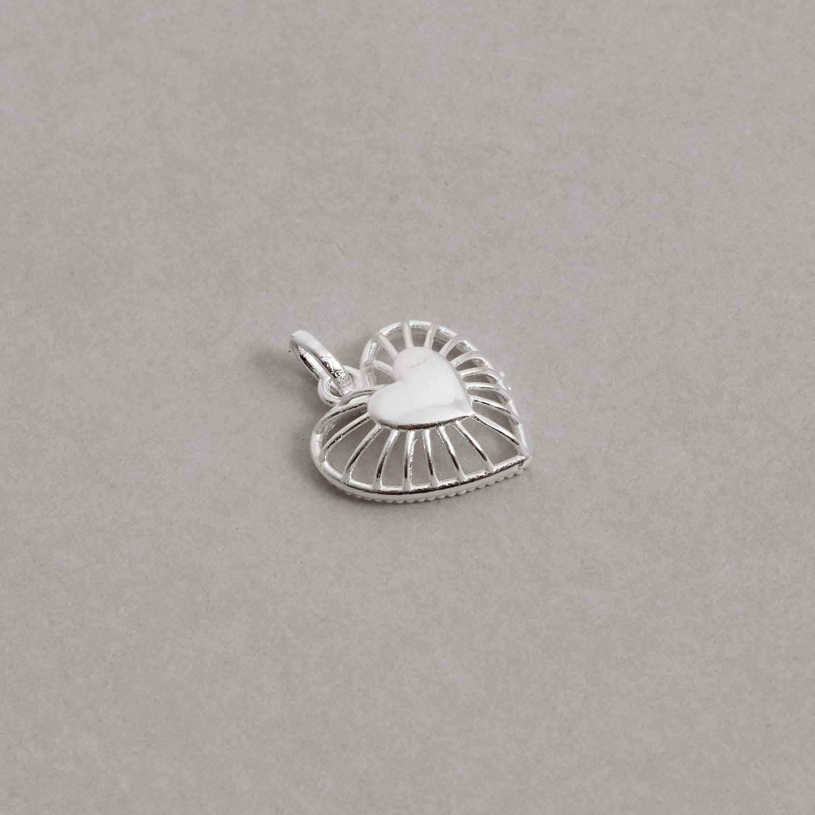Pingente coração vazado riscado 12mm