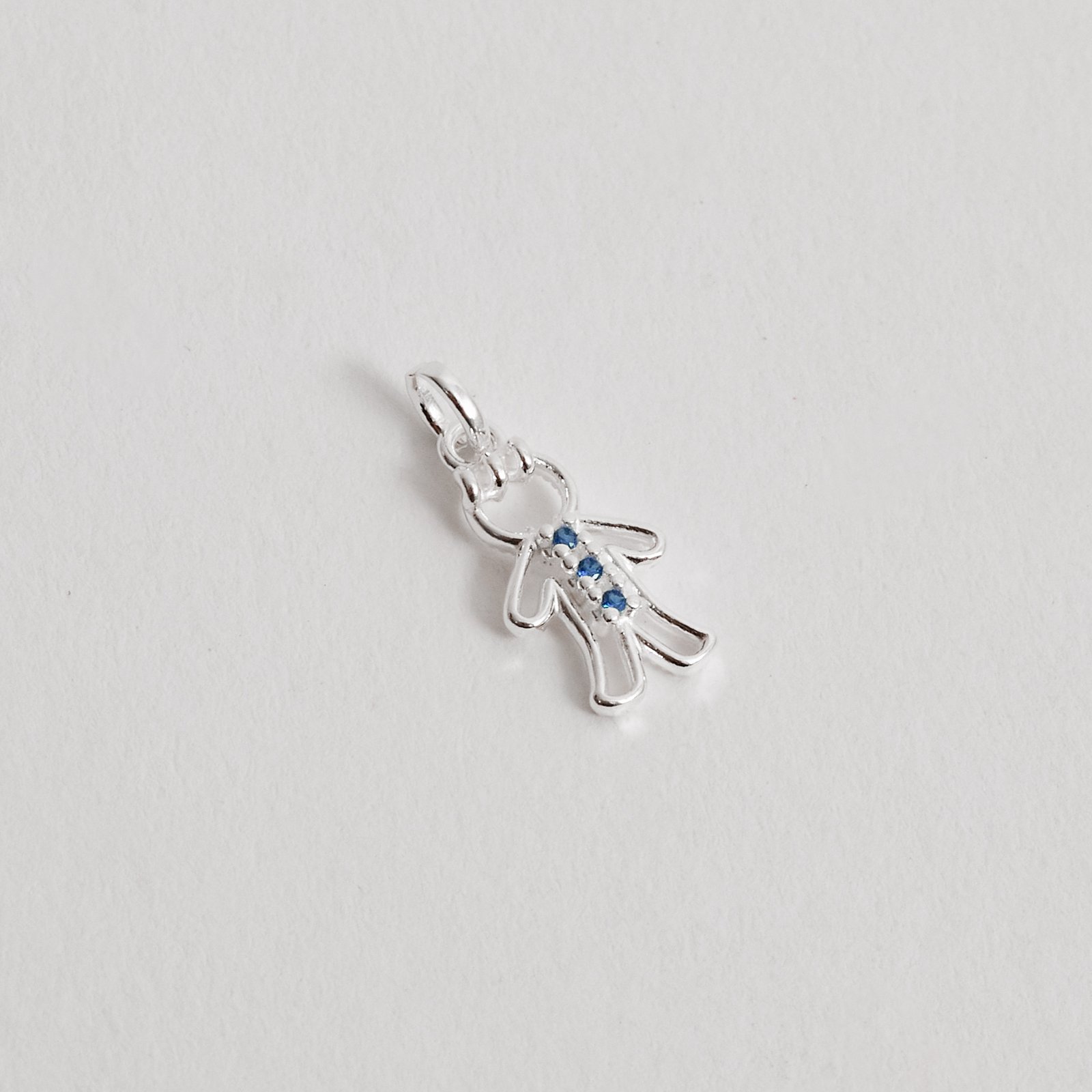 Pingente menino detalhe 3 zircônias azul 12mm