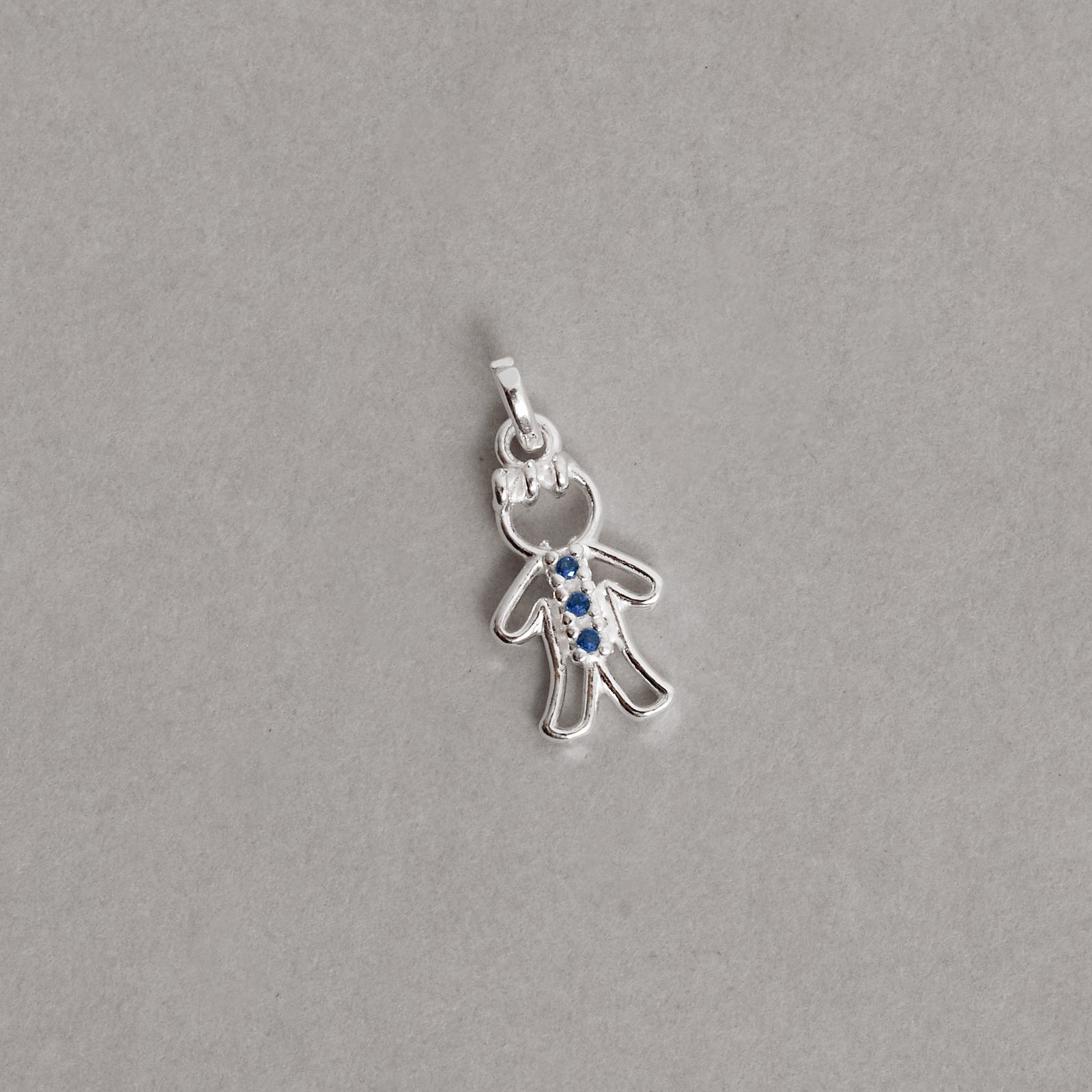 Pingente menino detalhe 3 zircônias azul 12mm
