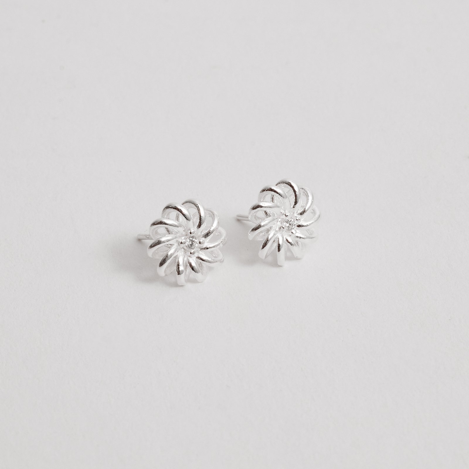 Brinco flor vazada detalhe zircônia 10mm
