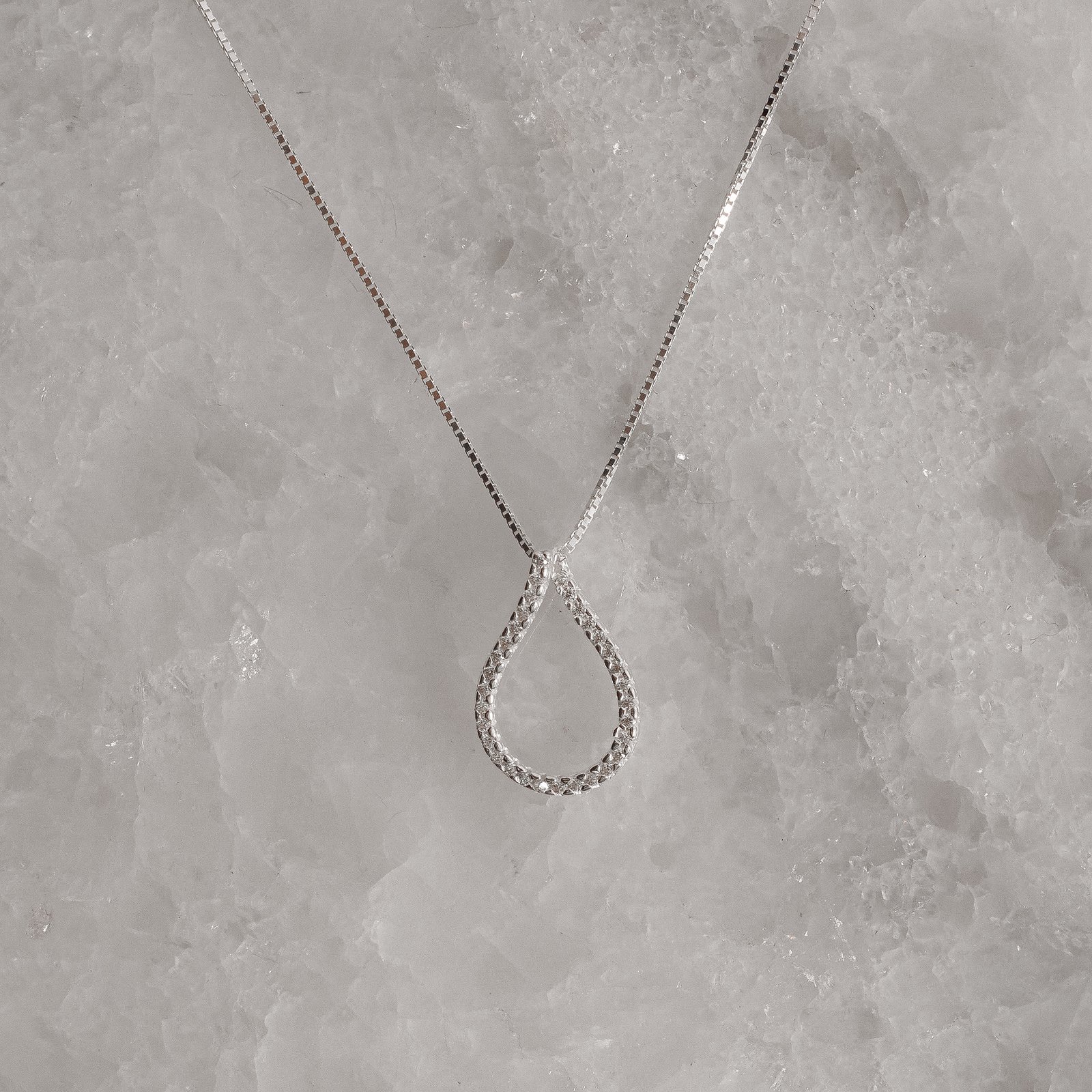 Colar gota vazada cravejada 20mm 45cm