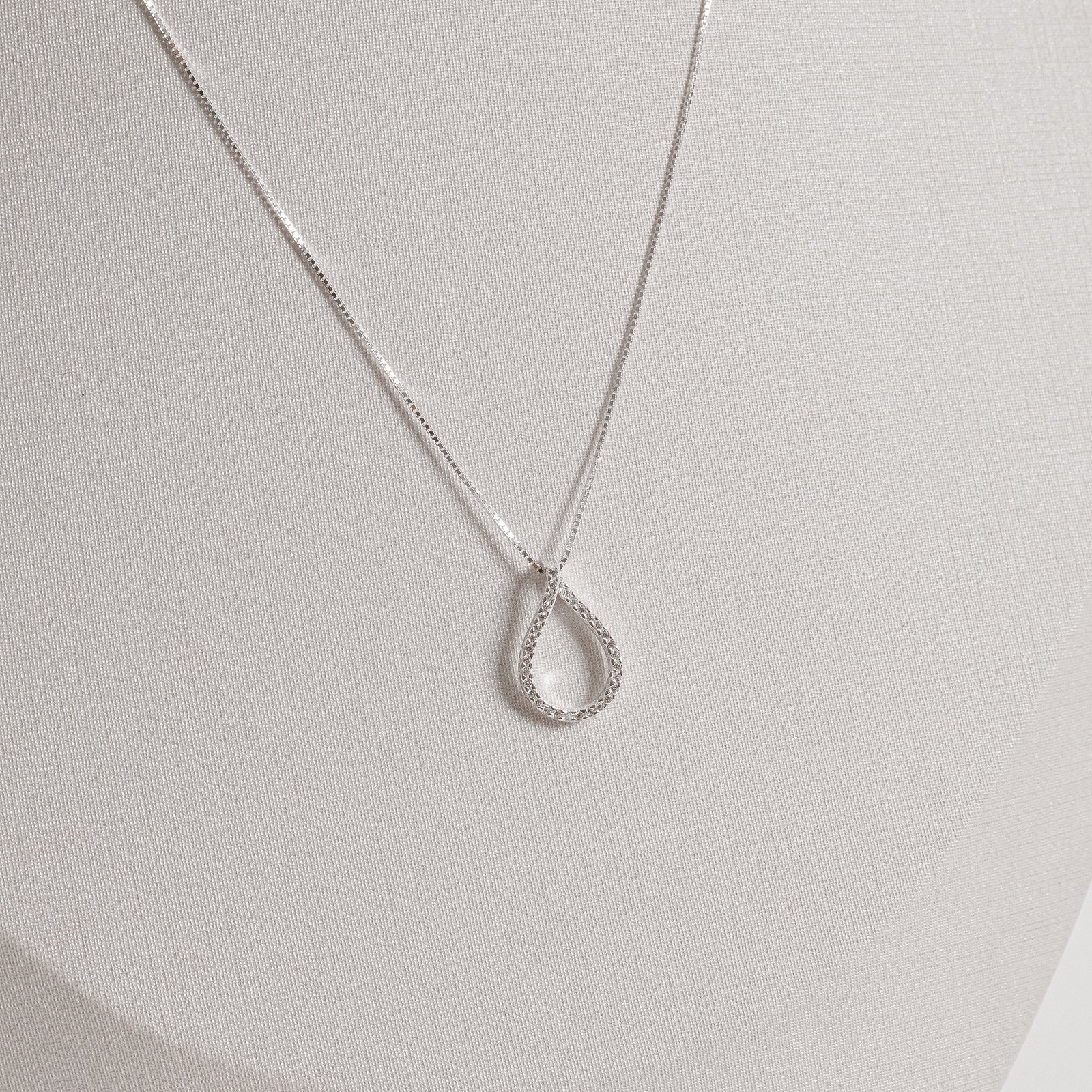 Colar gota vazada cravejada 20mm 45cm