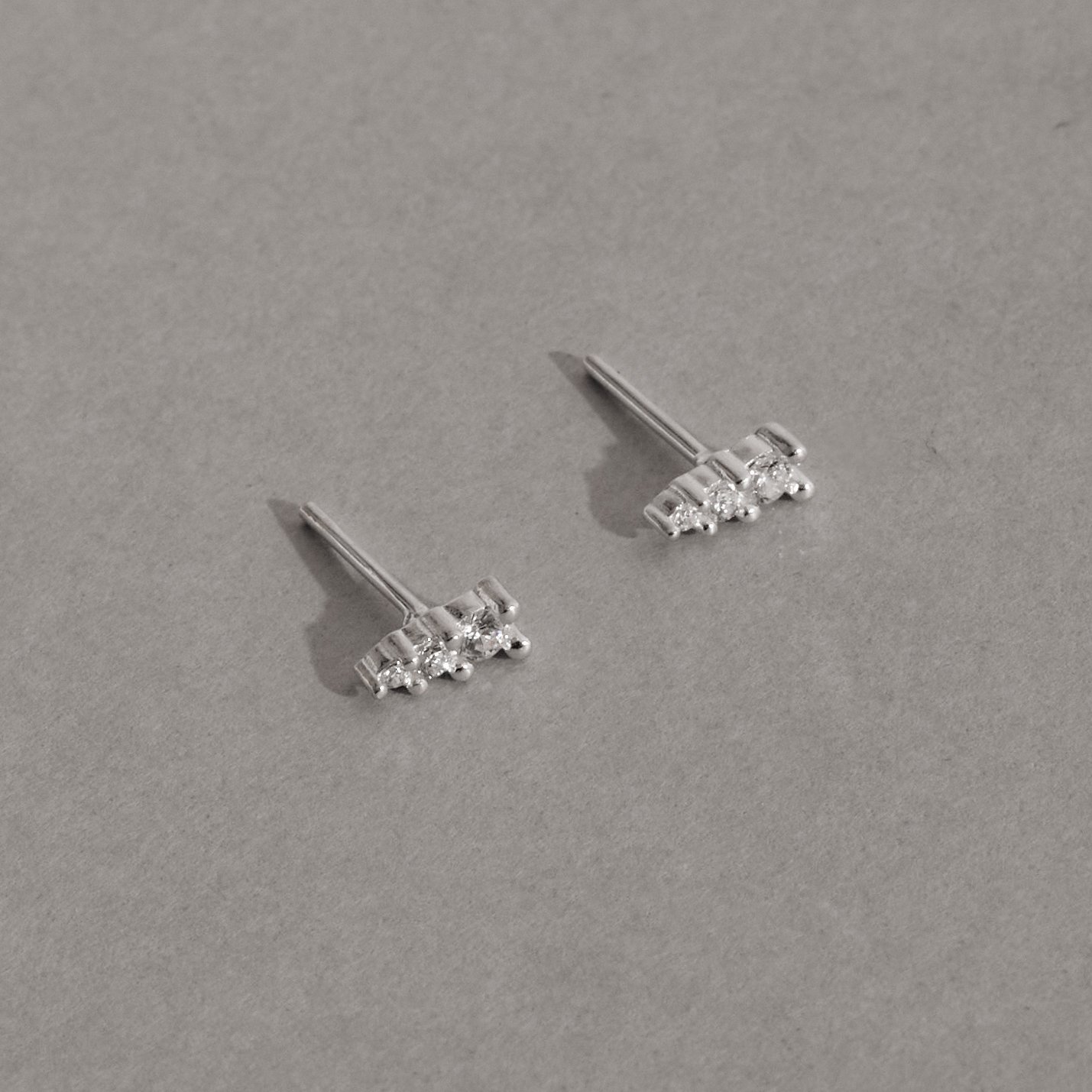 Brinco triângulo isósceles 3 zircônias 6mm