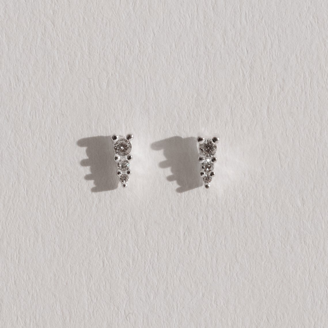 Brinco triângulo isósceles 3 zircônias 6mm