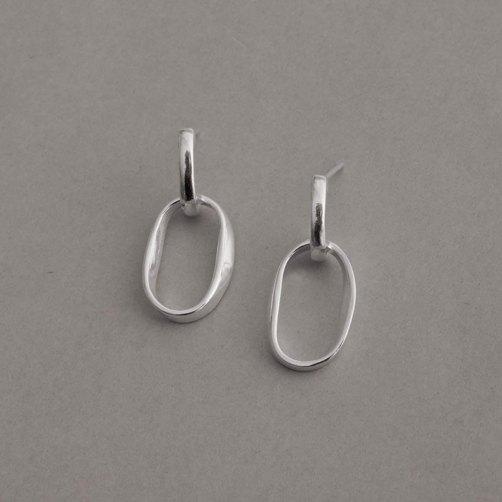 Brinco meia argola pingente elo oval 19mm tarraxa
