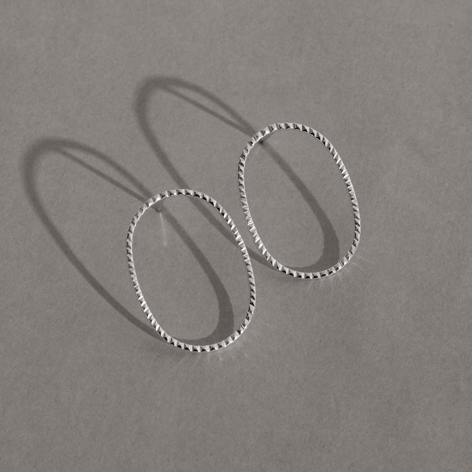 Brinco oval vazado riscado 26mm