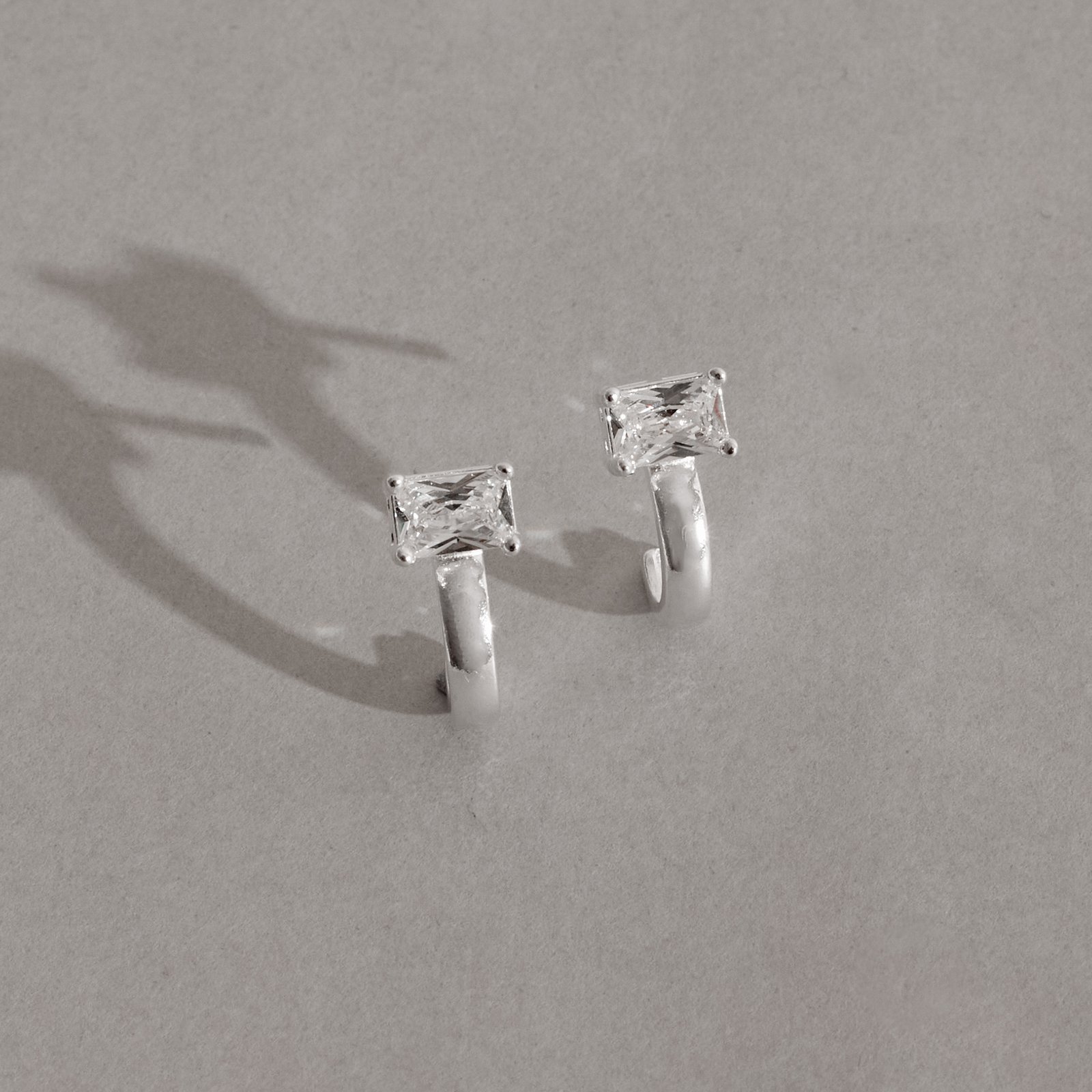 Brinco meia argola com zircônia retangular 14mm tarraxa