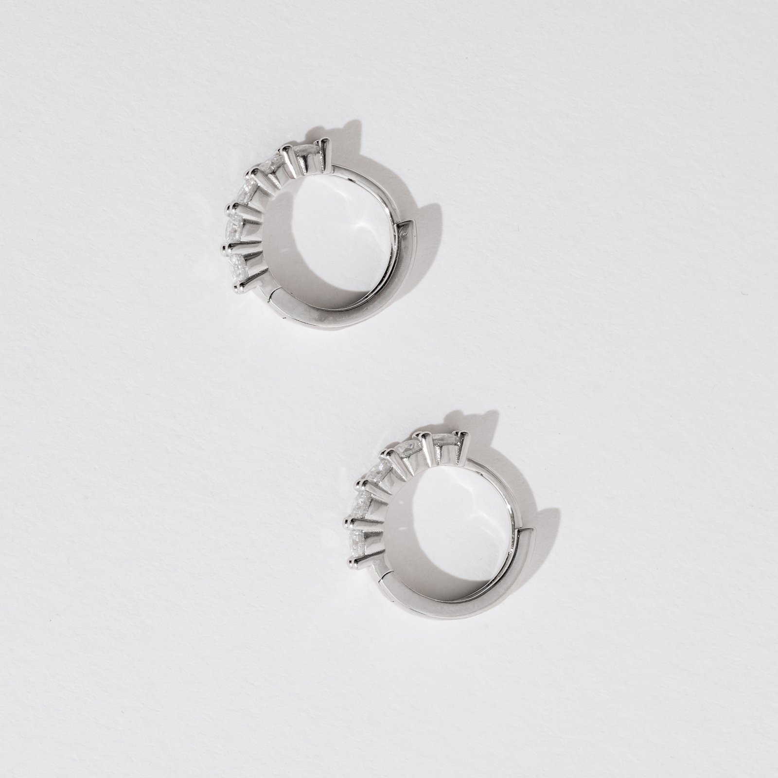 Argola click 14mm com moissanites 3mm ródio