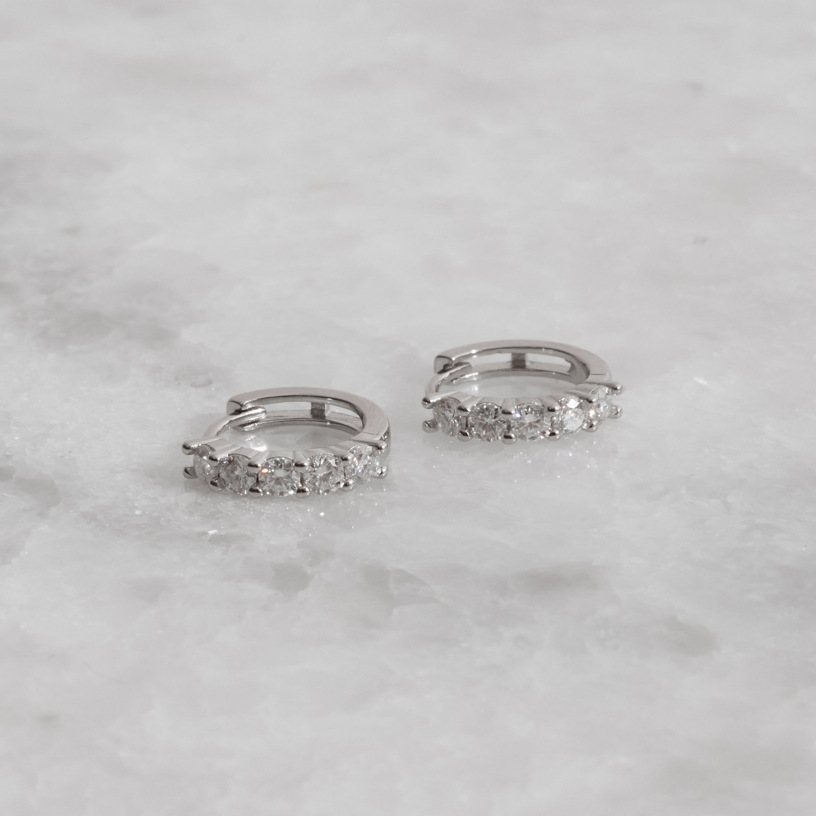 Argola click 14mm com moissanites 3mm ródio