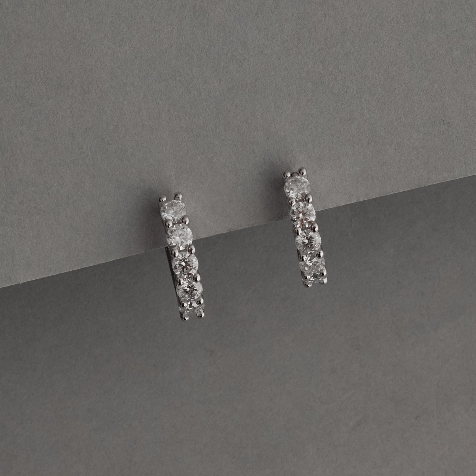 Argola click 14mm com moissanites 3mm ródio