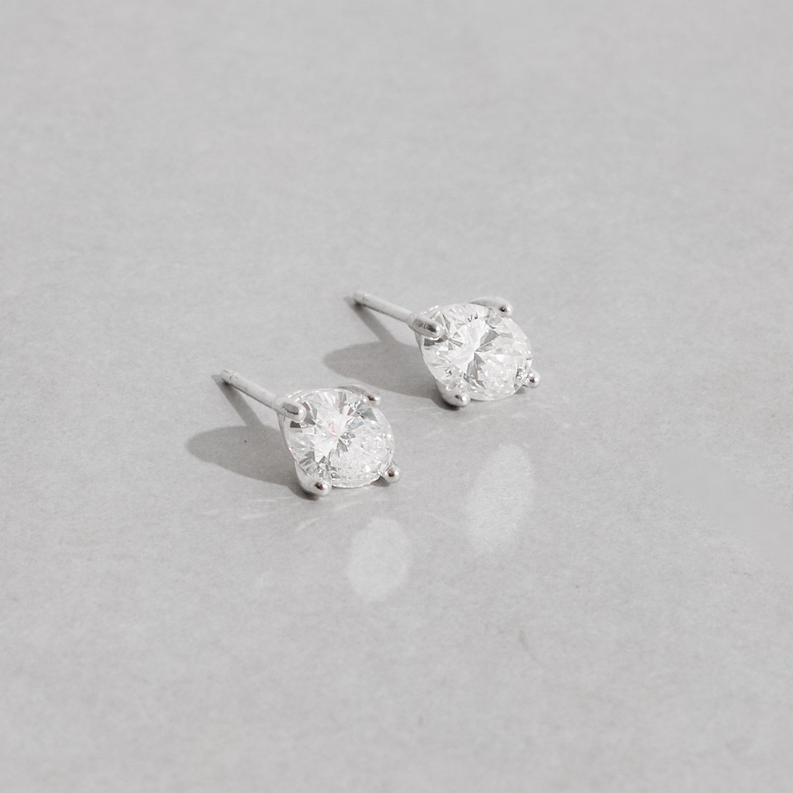 Brinco moissanite oval 7x5mm