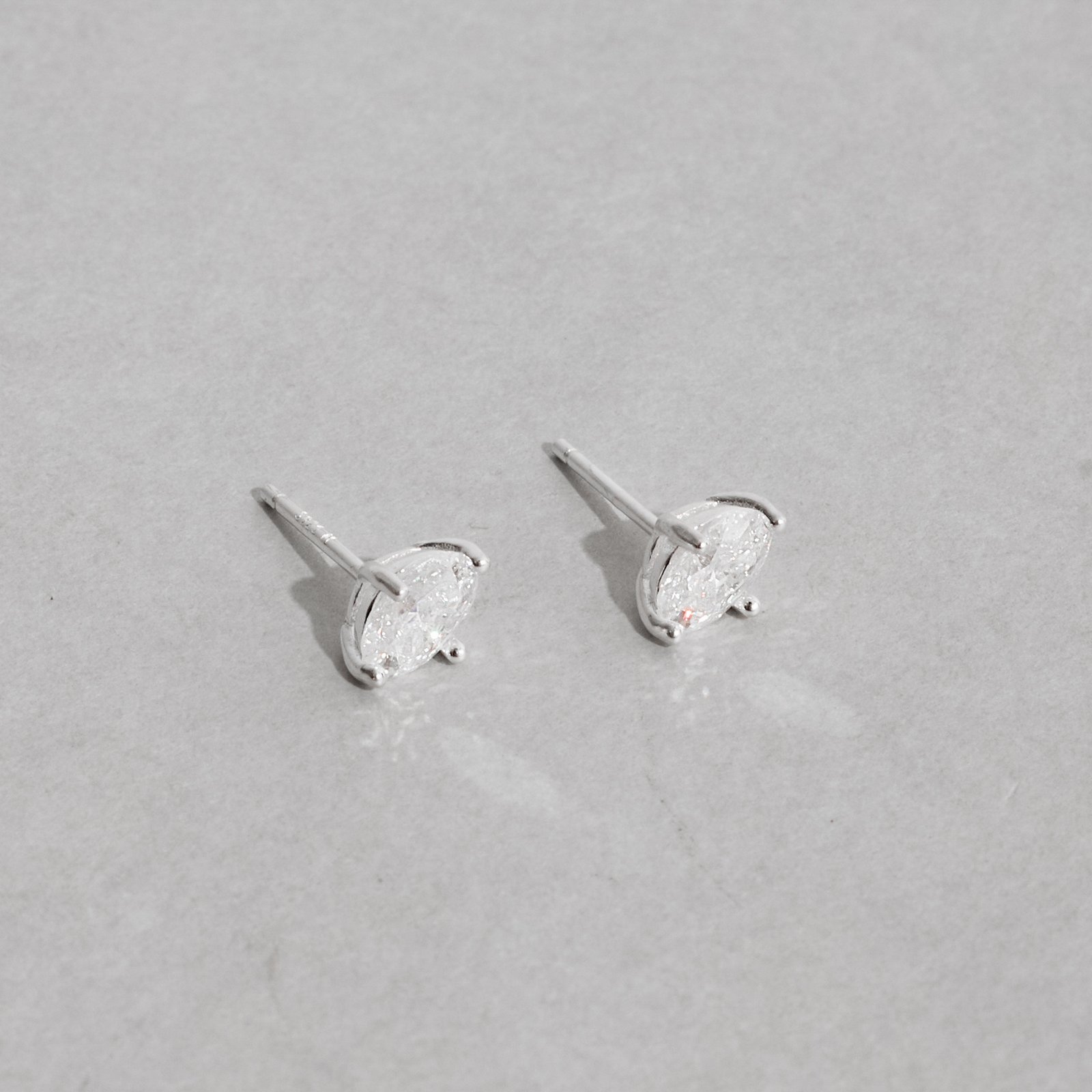 Brinco moissanite oval 6x4mm