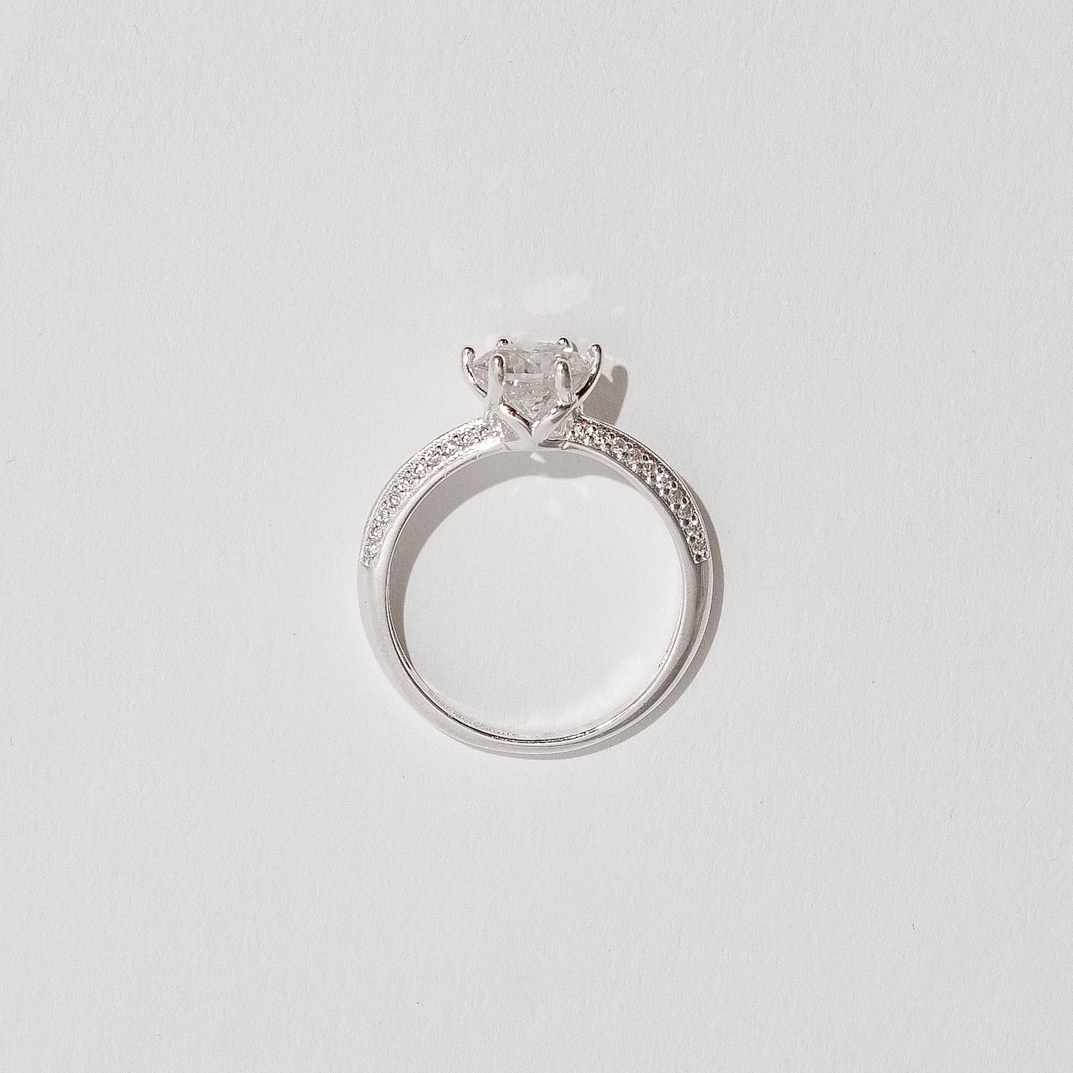 Anel solitário moissanite 7mm com duplo cravejado