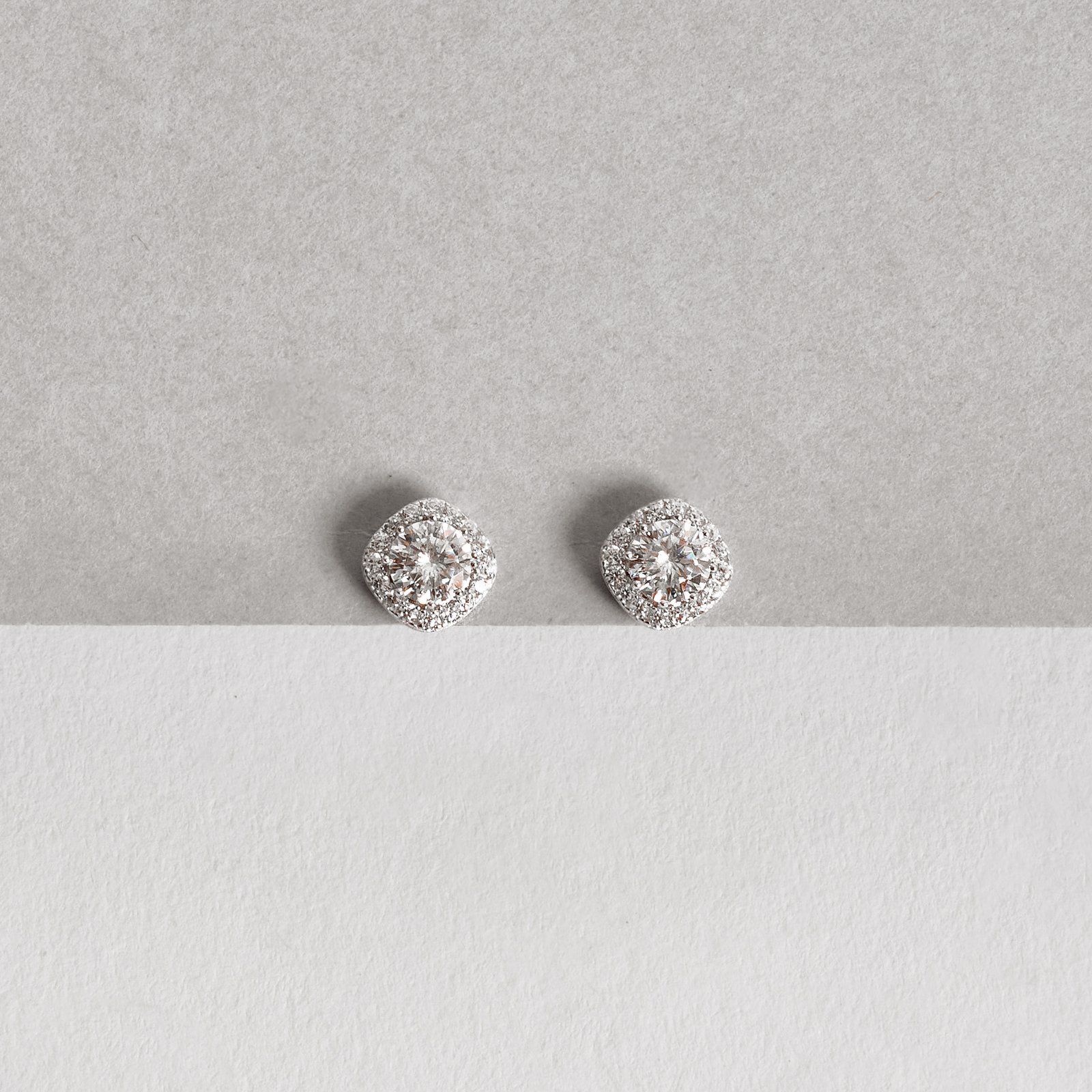 Brinco moissanite cristal 5mm com quadrado cravejado ródio