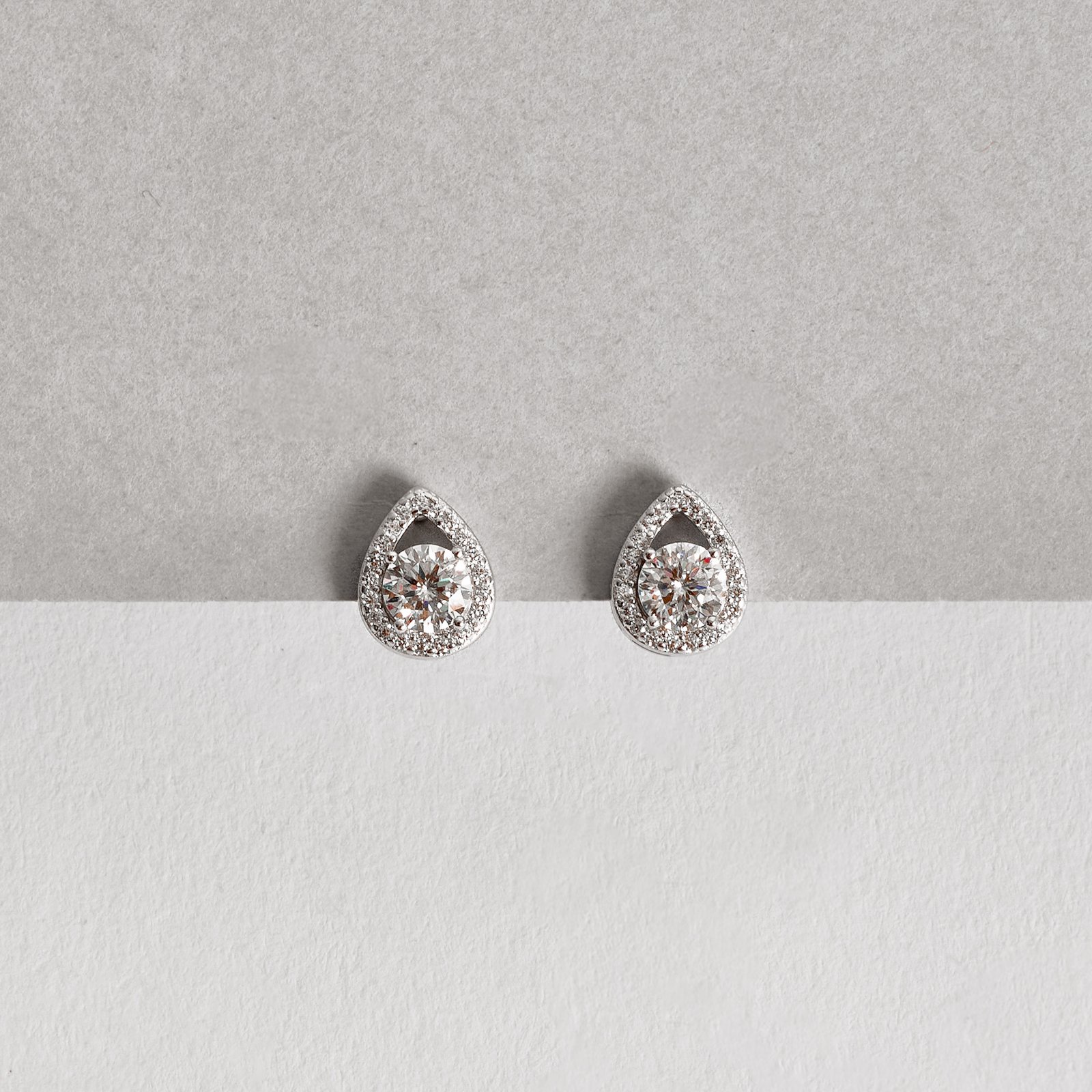 Brinco moissanite 5mm com gota vazada cravejada ródio