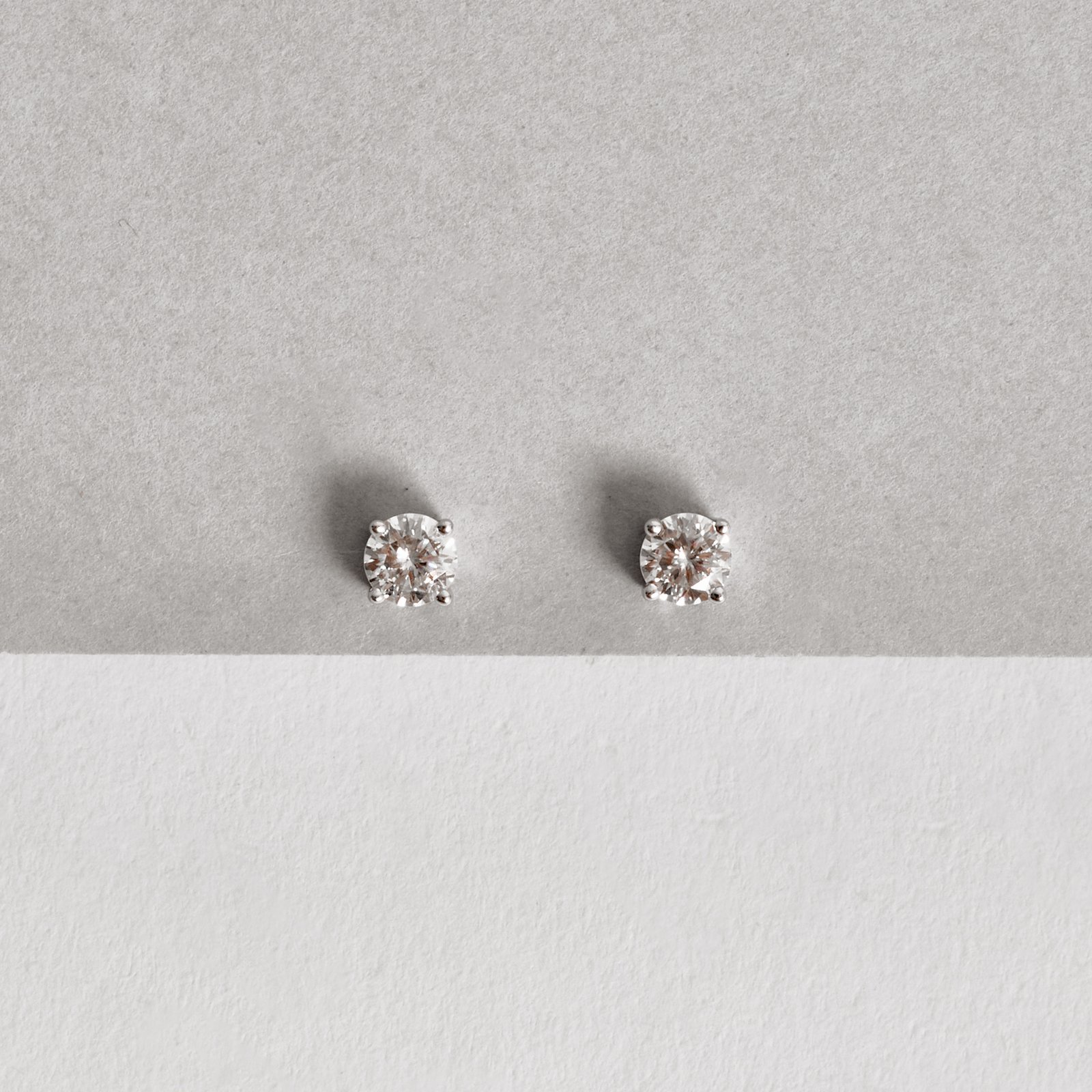 Brinco moissanite cristal 5mm ródio