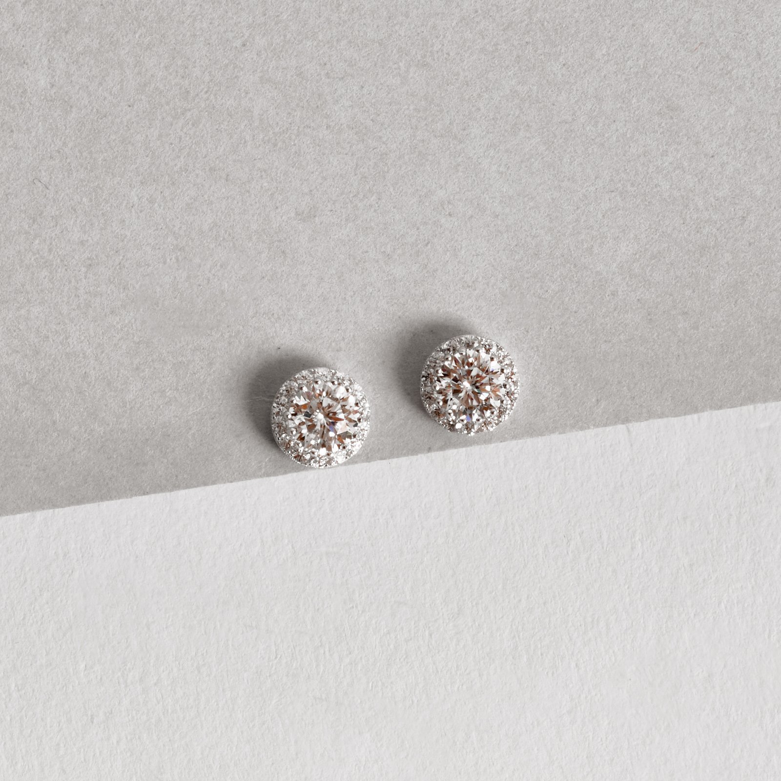 Brinco moissanite 5mm com cravejado cristal ródio