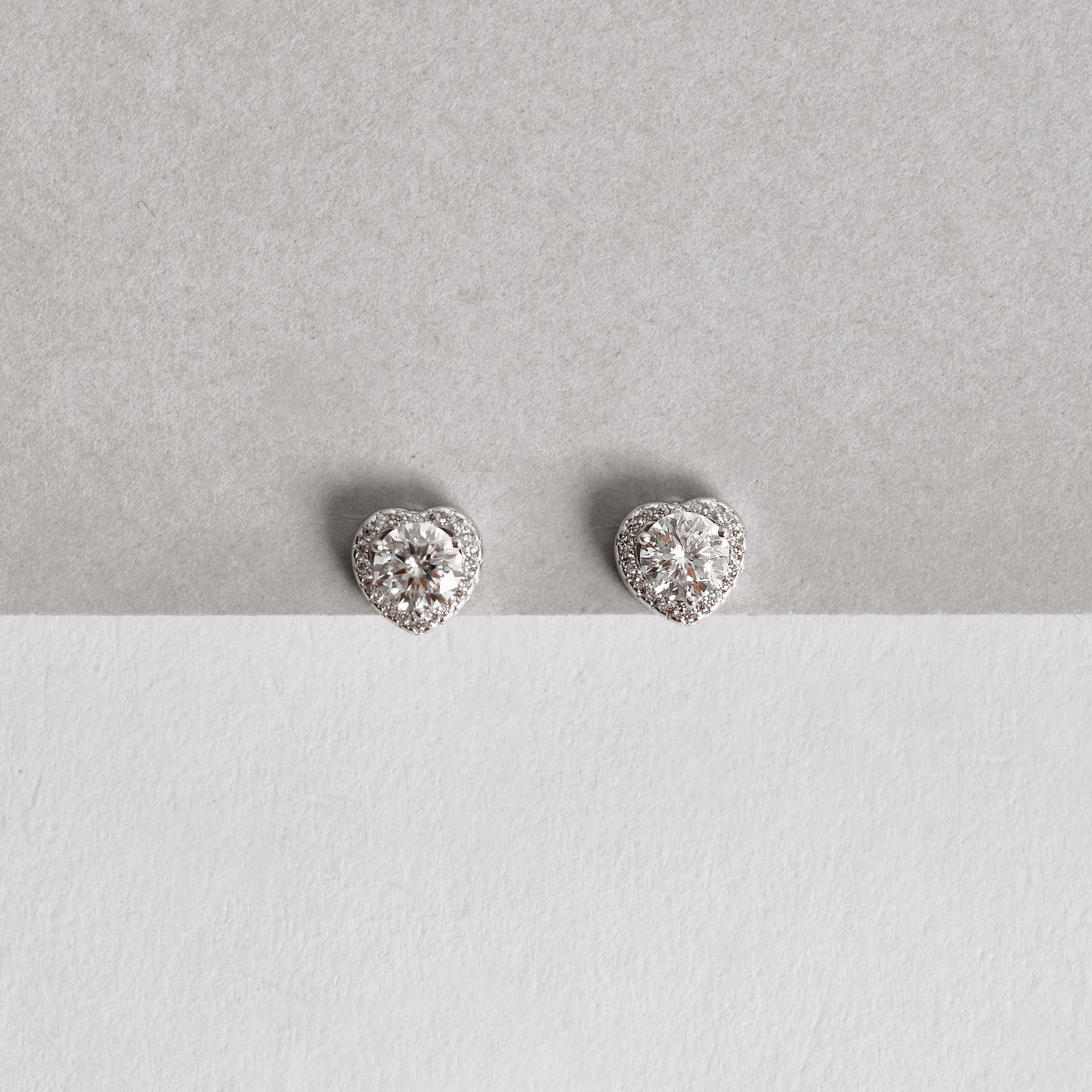 Brinco moissanite cristal 5mm com coração cravejado ródio