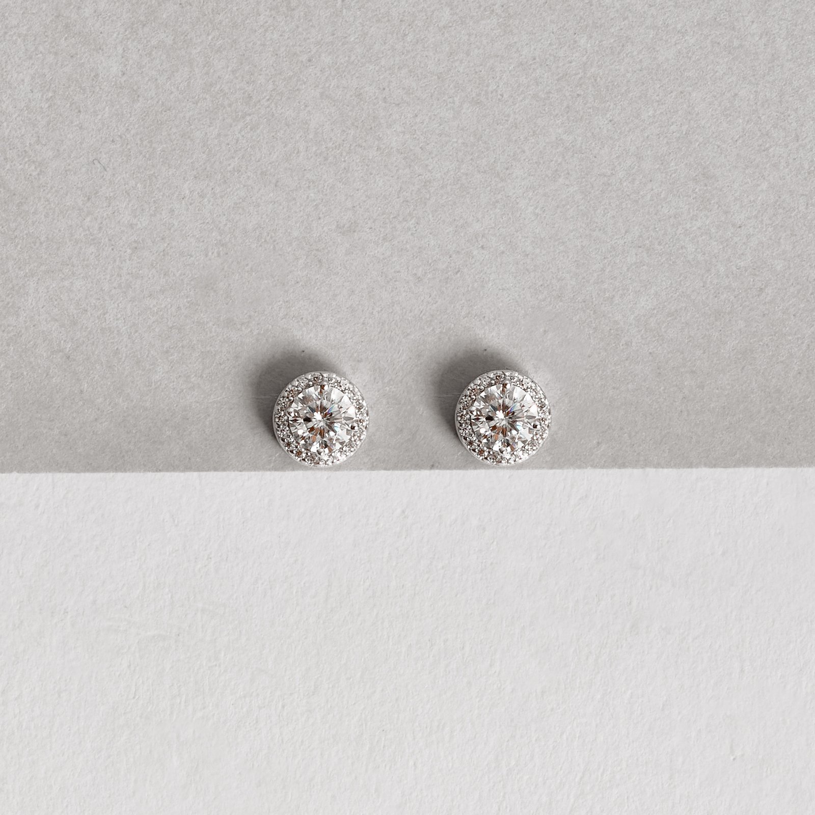 Brinco moissanite cristal 5mm com cravejado ródio