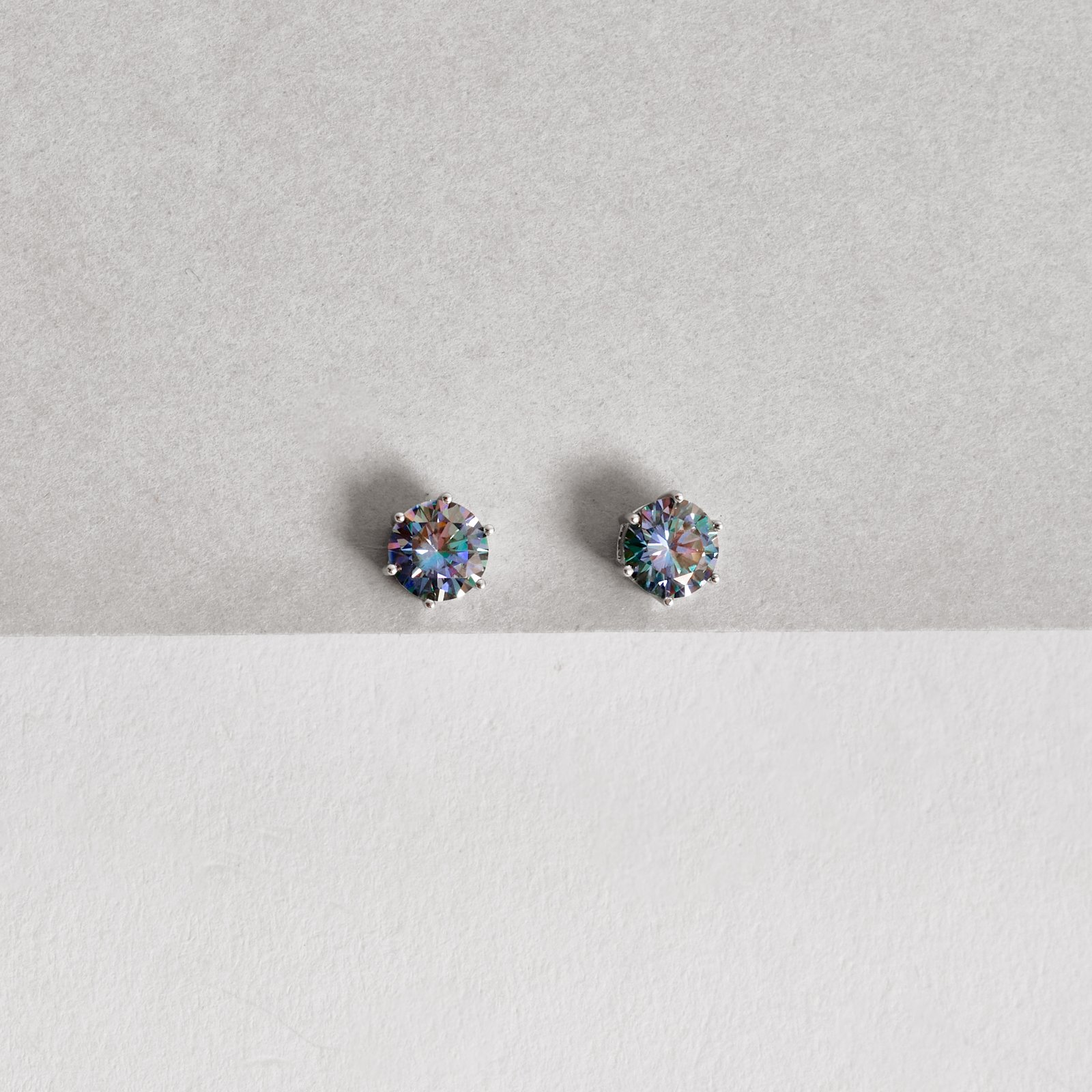 Brinco moissanite rainbow green 6.5mm ródio