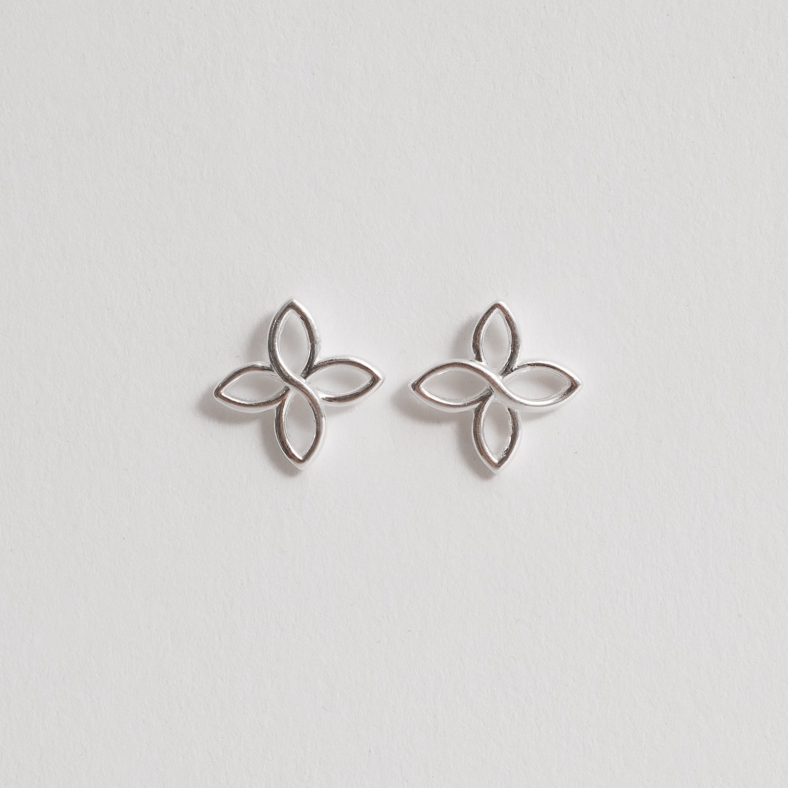 Brinco flor vazada 13mm