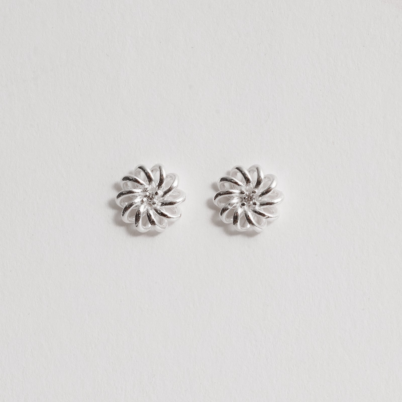 Brinco flor vazada detalhe zircônia 10mm