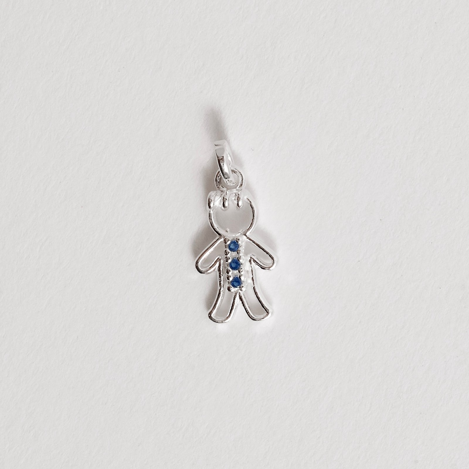Pingente menino detalhe 3 zircônias azul 12mm