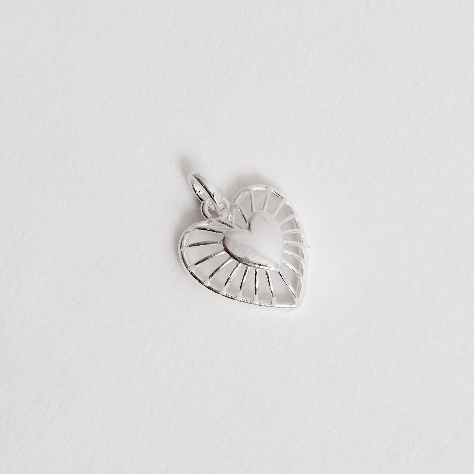 Pingente coração vazado riscado 12mm