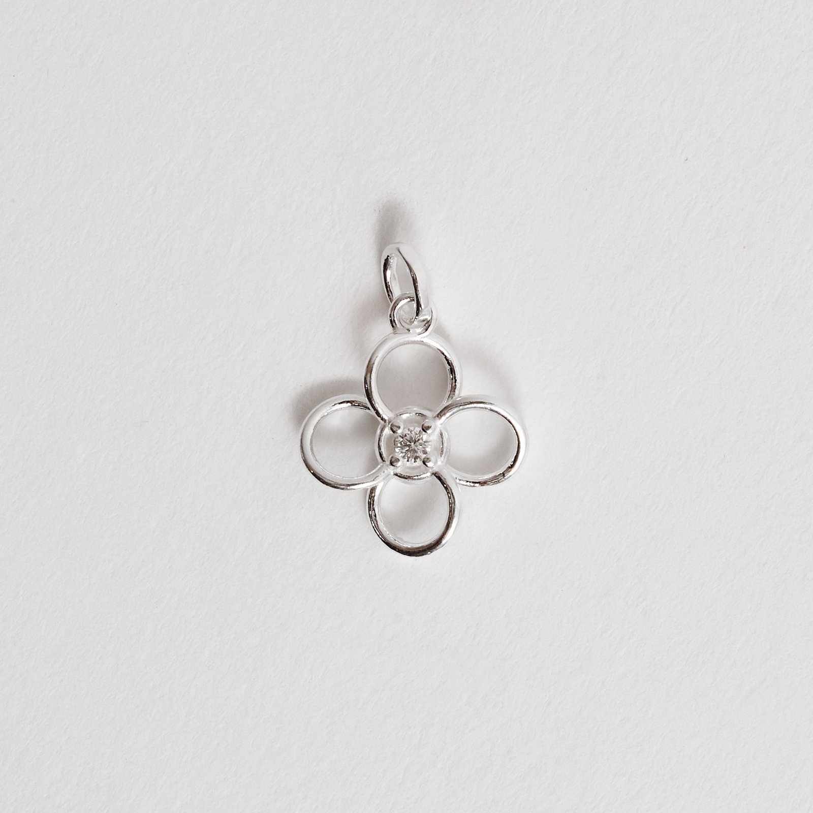 Pingente trevo vazado detalhe zircônia 13mm