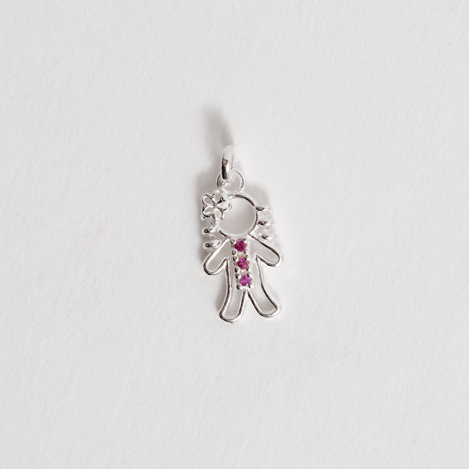 Pingente menina detalhe 3 zircônias rosa 12mm