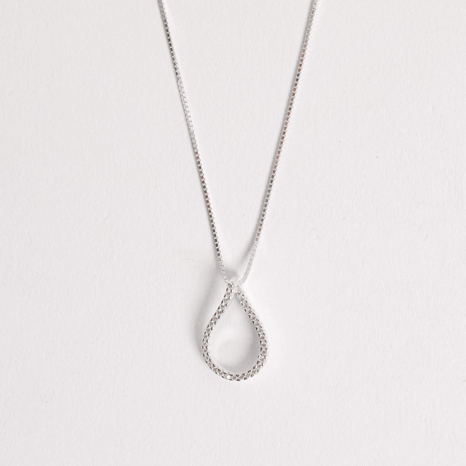 Colar gota vazada cravejada 20mm 45cm