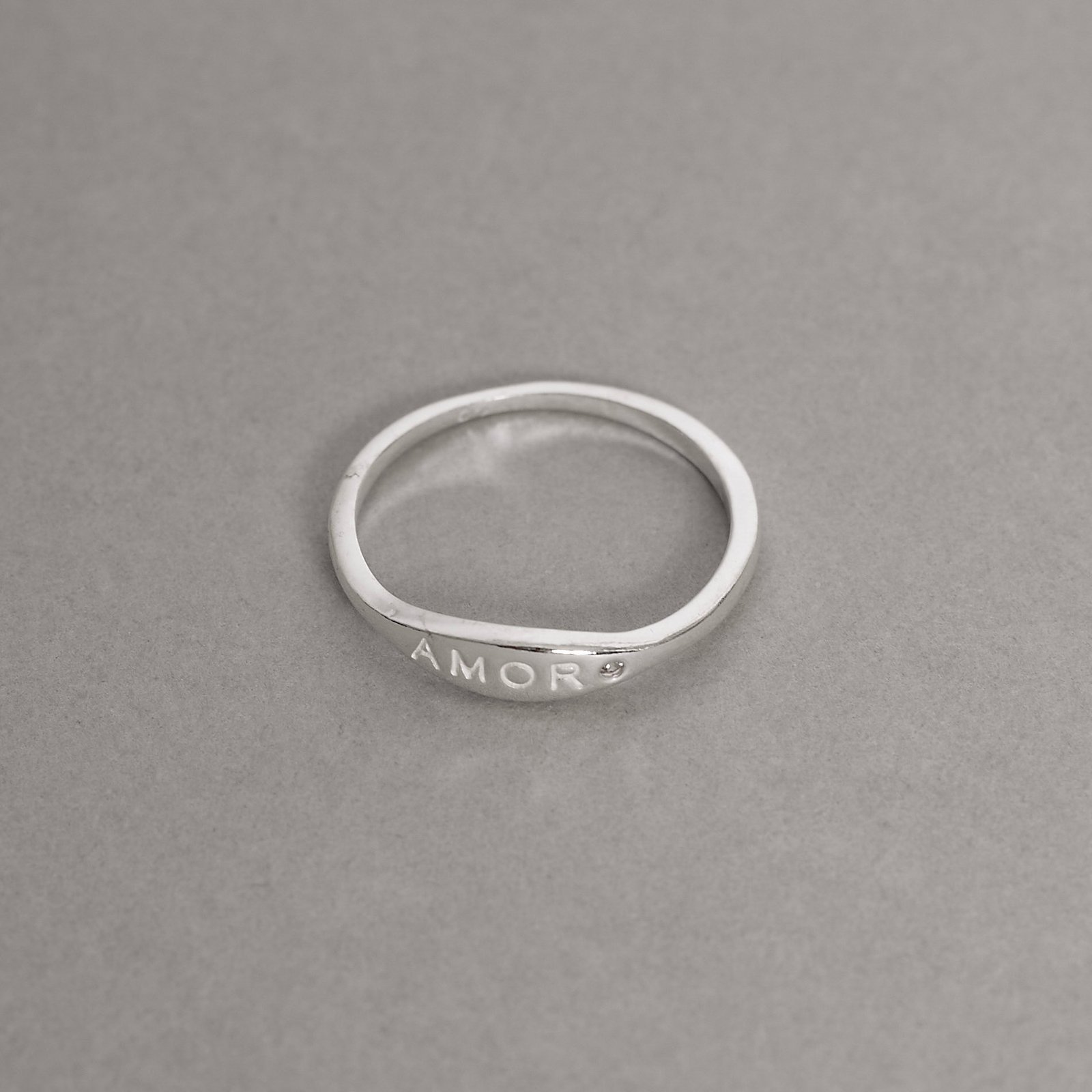 Anel escrito amor detalhe zircônia