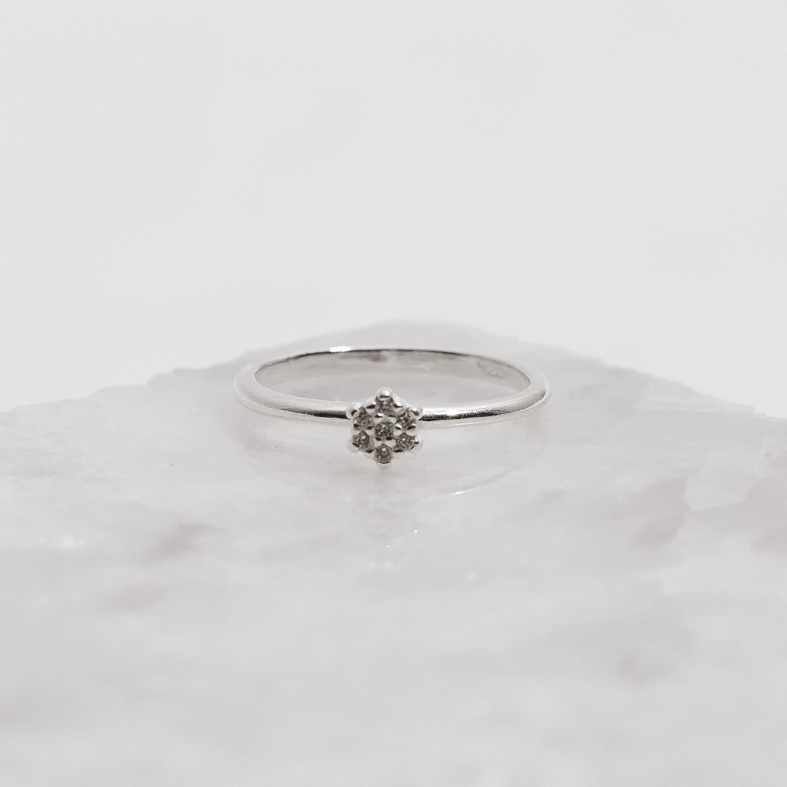 Anel flor com zircônias caixa alta