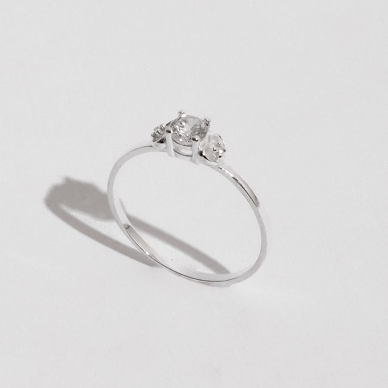 Anel solitário zircônia 4mm detalhe corações