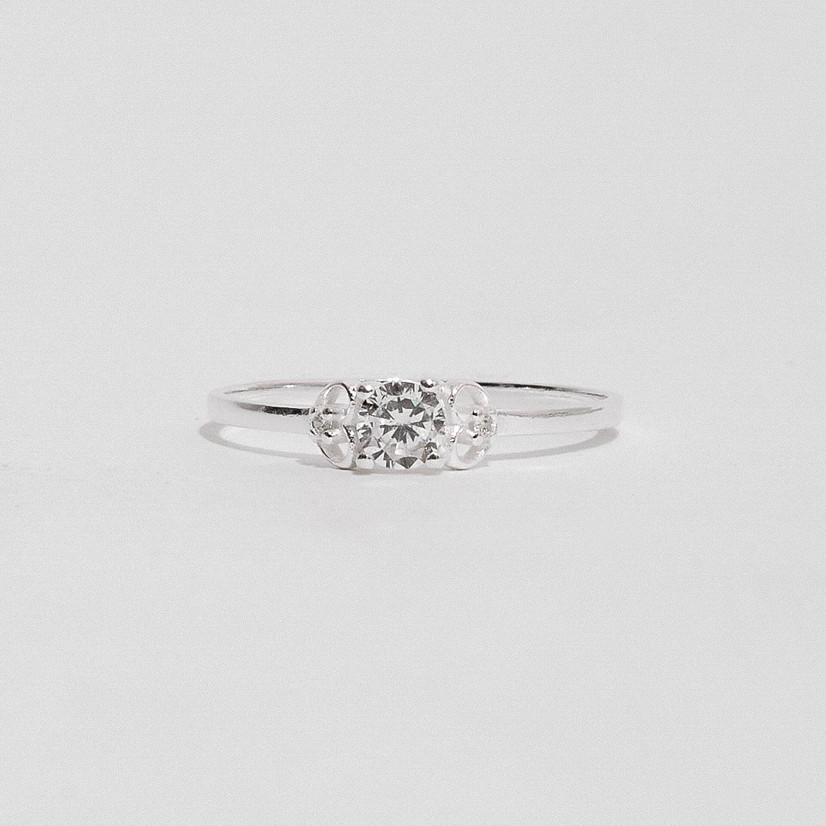 Anel solitário zircônia 4mm detalhe corações