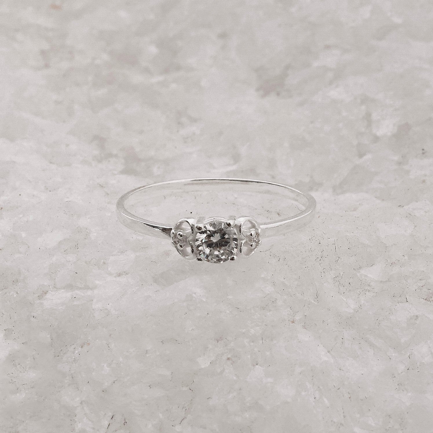 Anel solitário zircônia 4mm detalhe corações