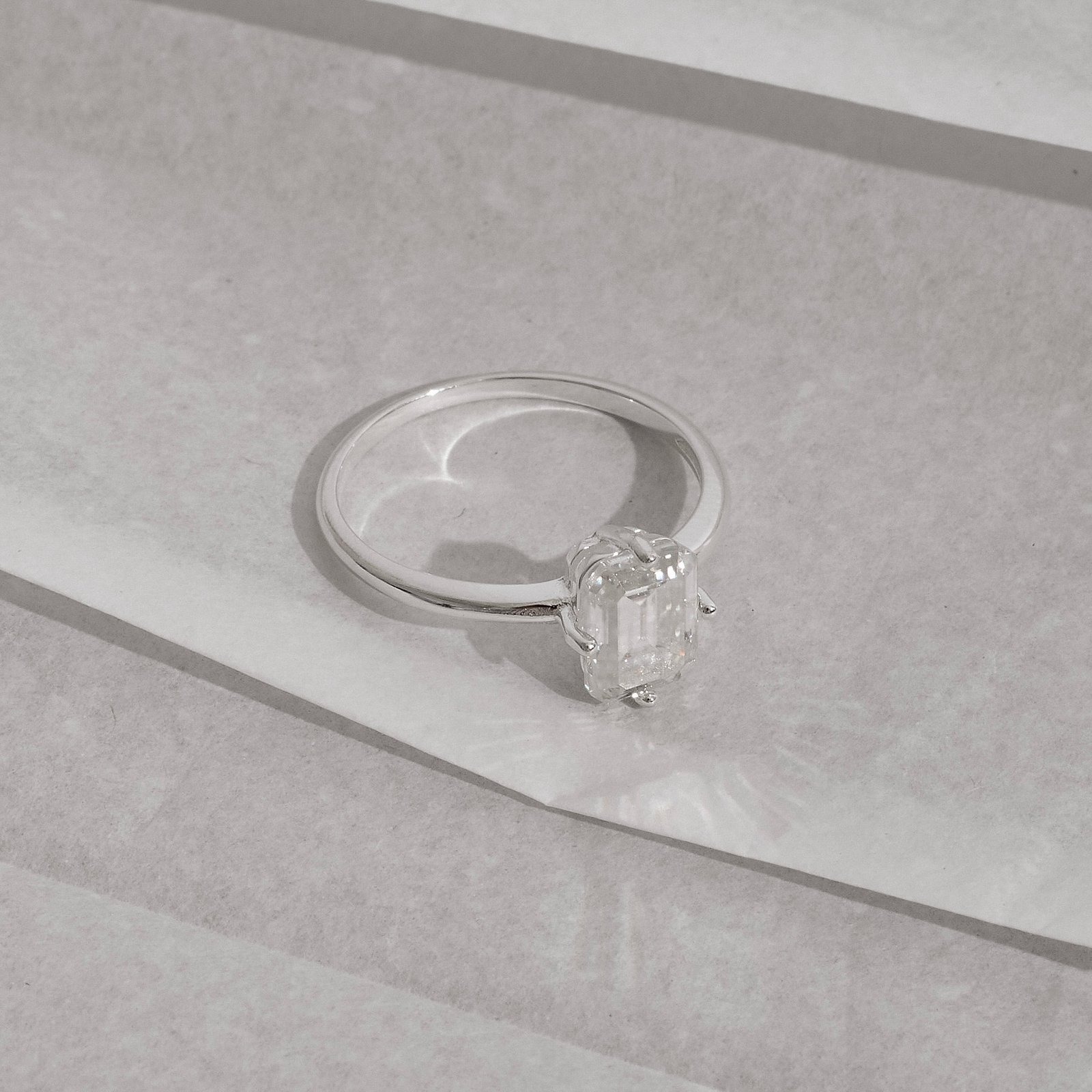 Anel solitário moissanite emerald 8x6mm