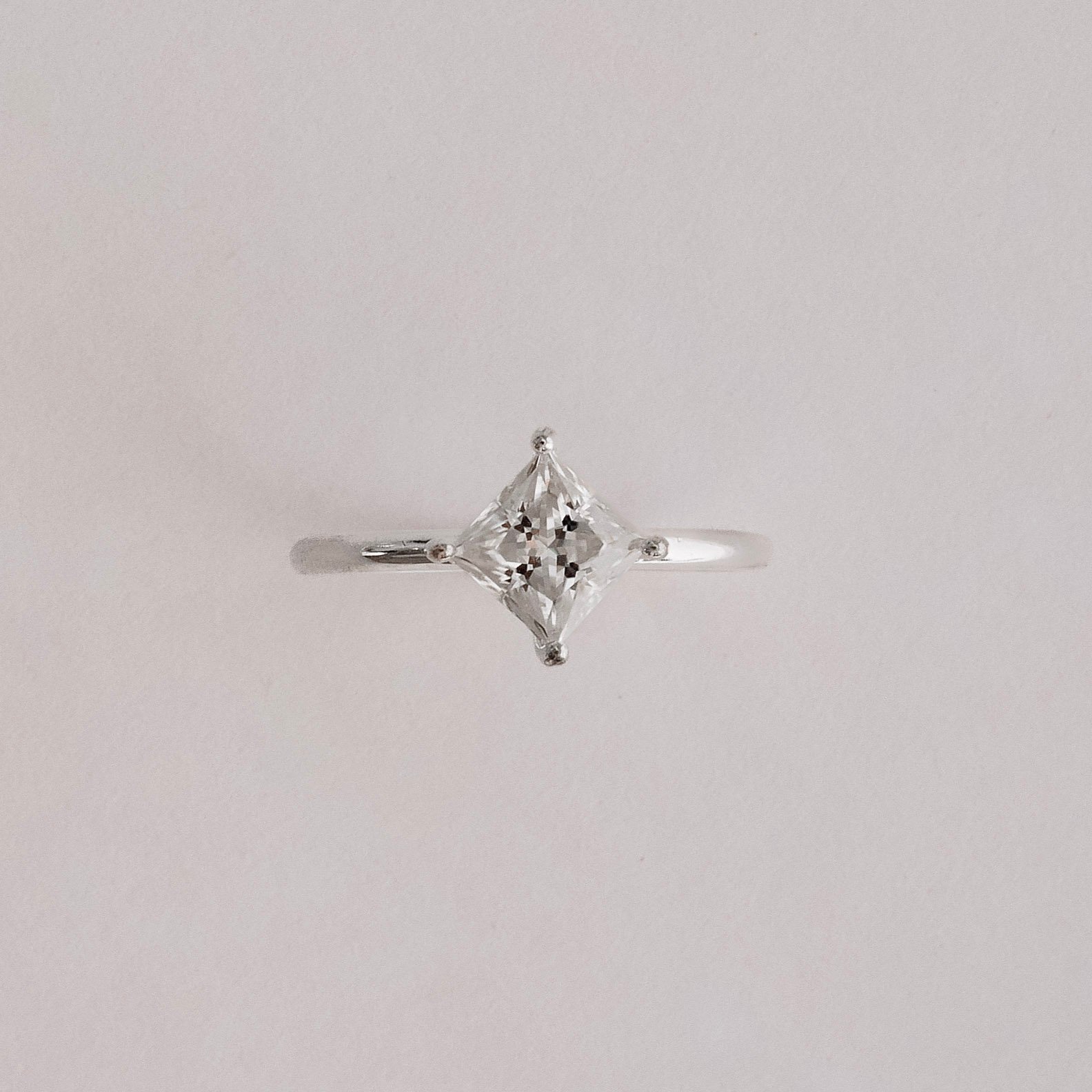 Anel solitário moissanite losango cristal 6x6mm