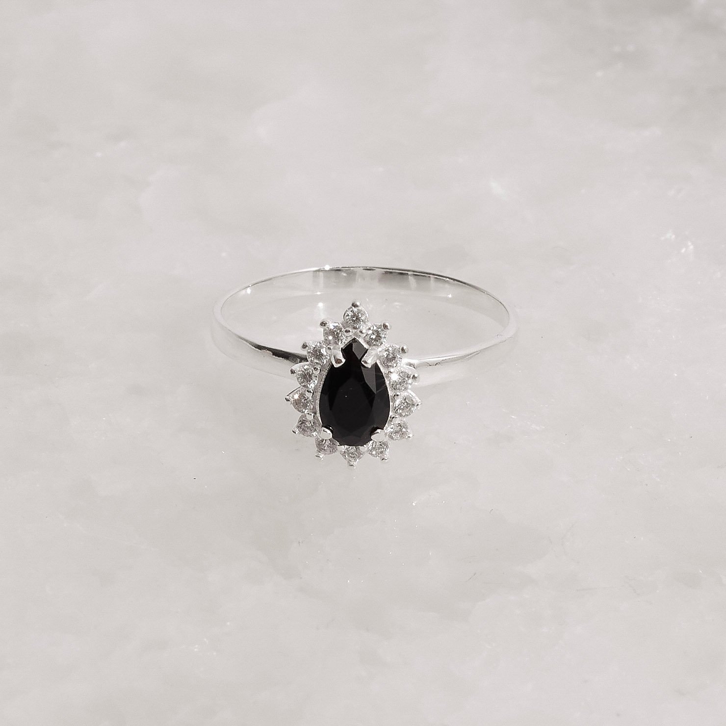 Anel zircônia gota ônix com cravejado