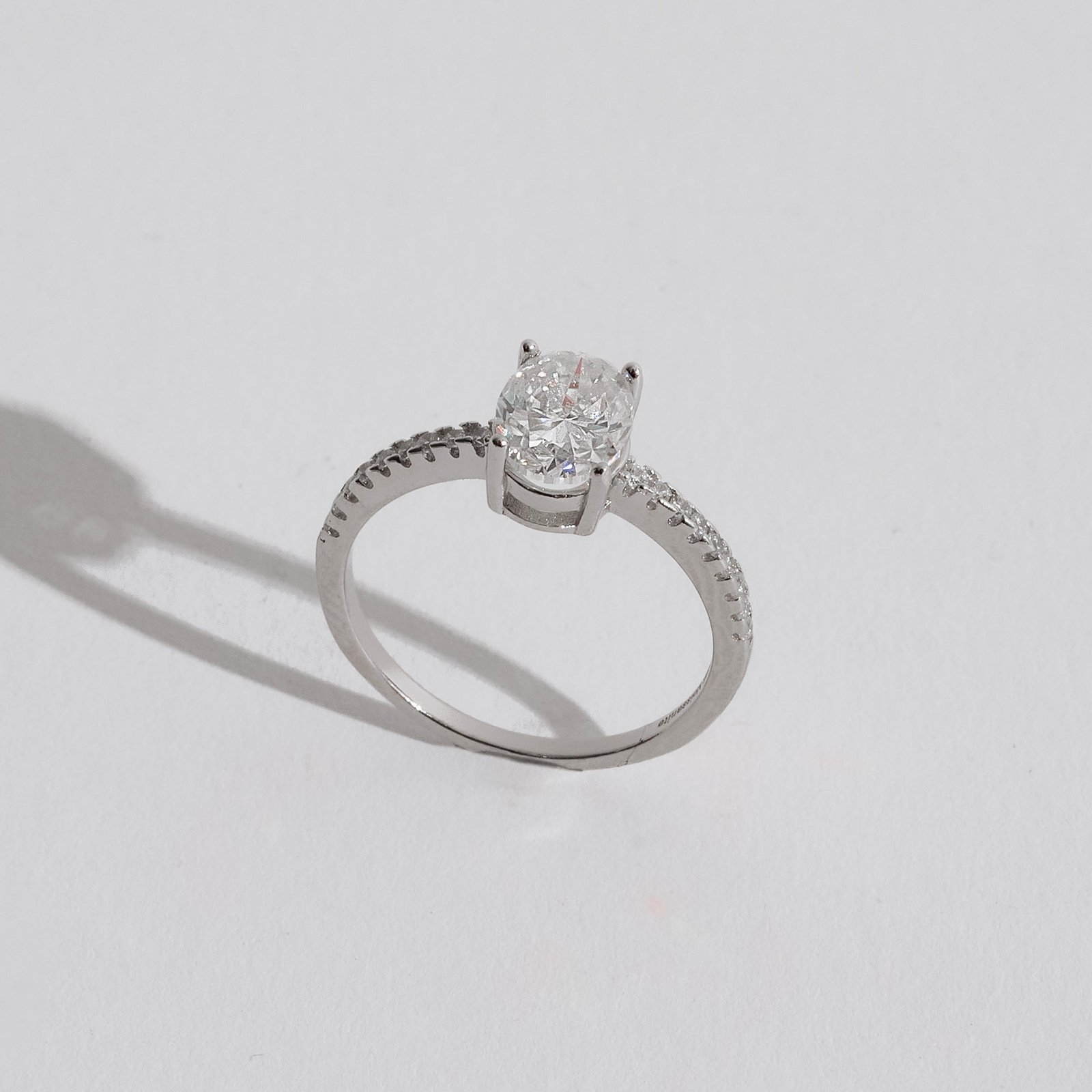 Anel moissanite oval 8x6mm com cravejado ródio