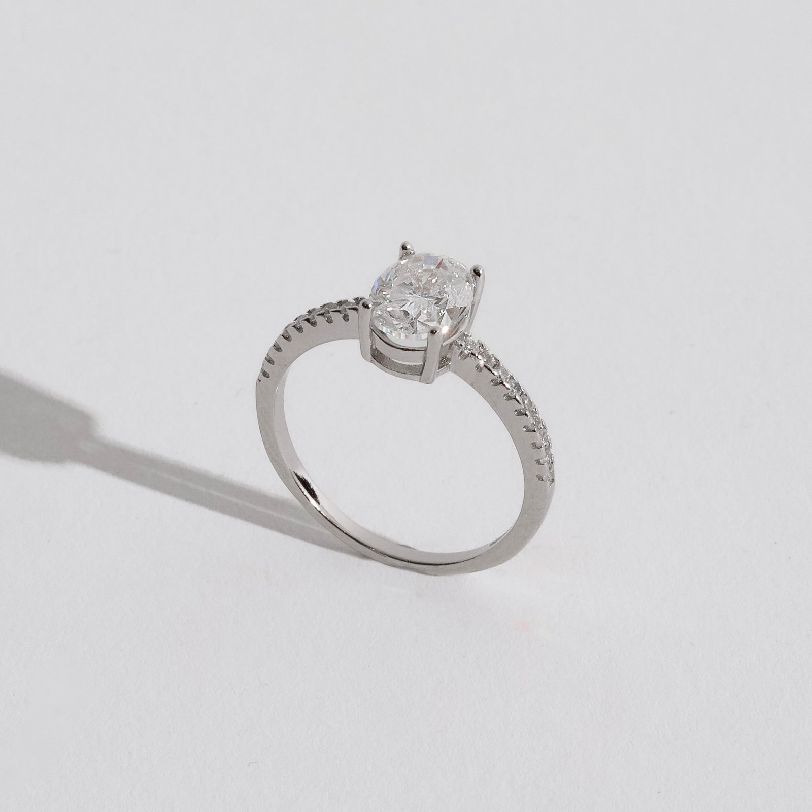 Anel moissanite oval 8x6mm com cravejado ródio