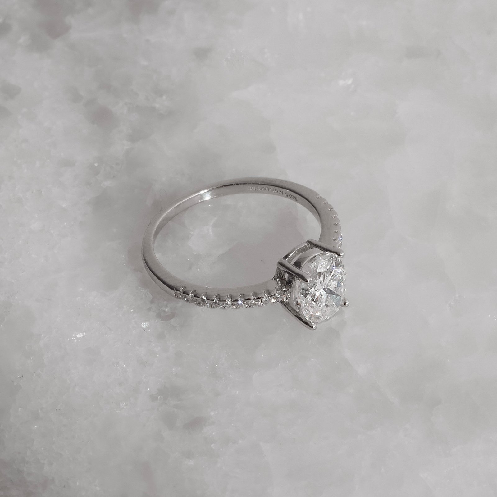 Anel moissanite oval 8x6mm com cravejado ródio