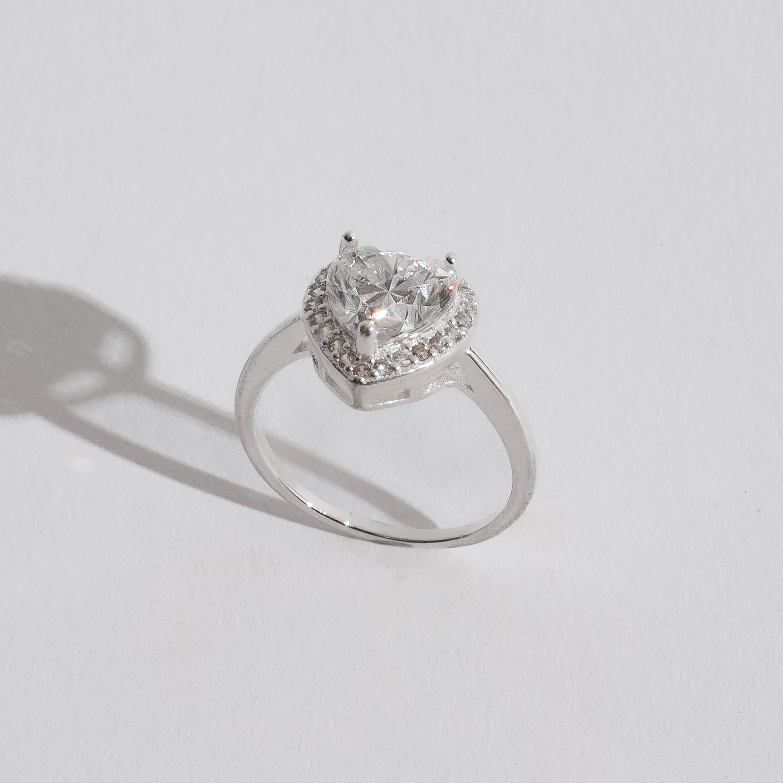 Anel moissanite coração 8mm com cravejado