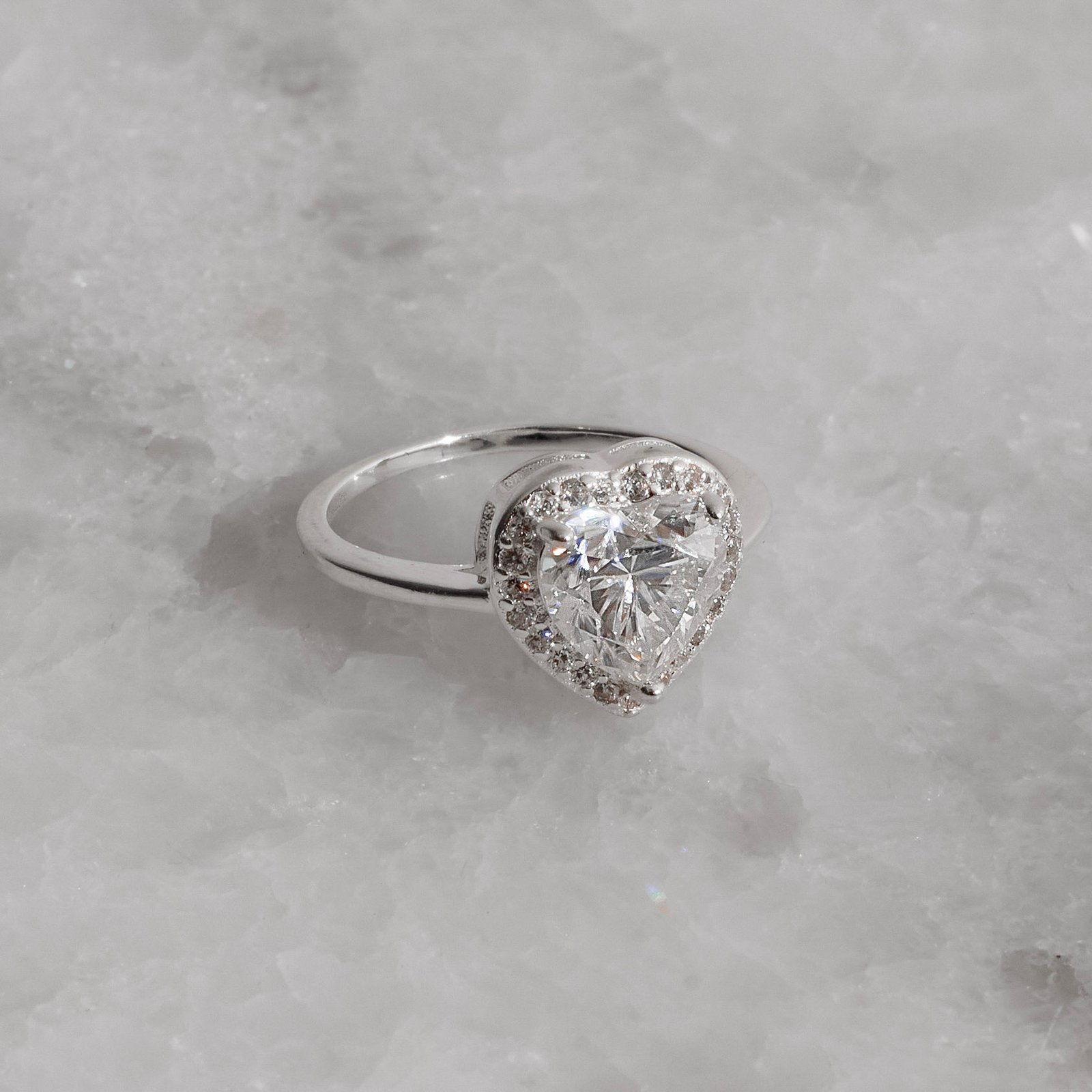 Anel moissanite coração 8mm com cravejado