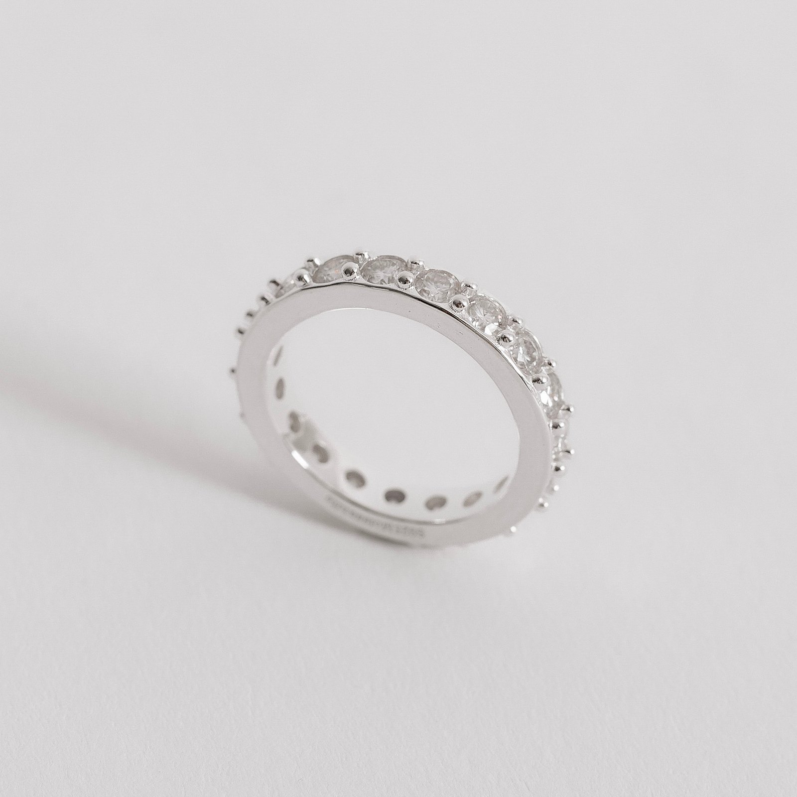 Anel aliança cravejada com moissanites 3mm