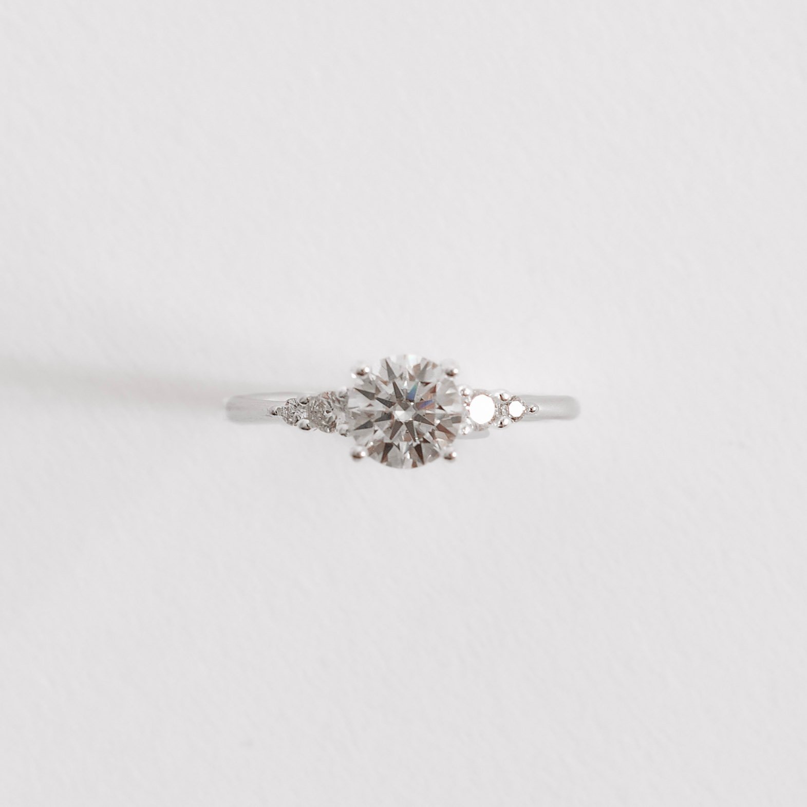 Anel solitário moissanite 6mm com cravejado lateral