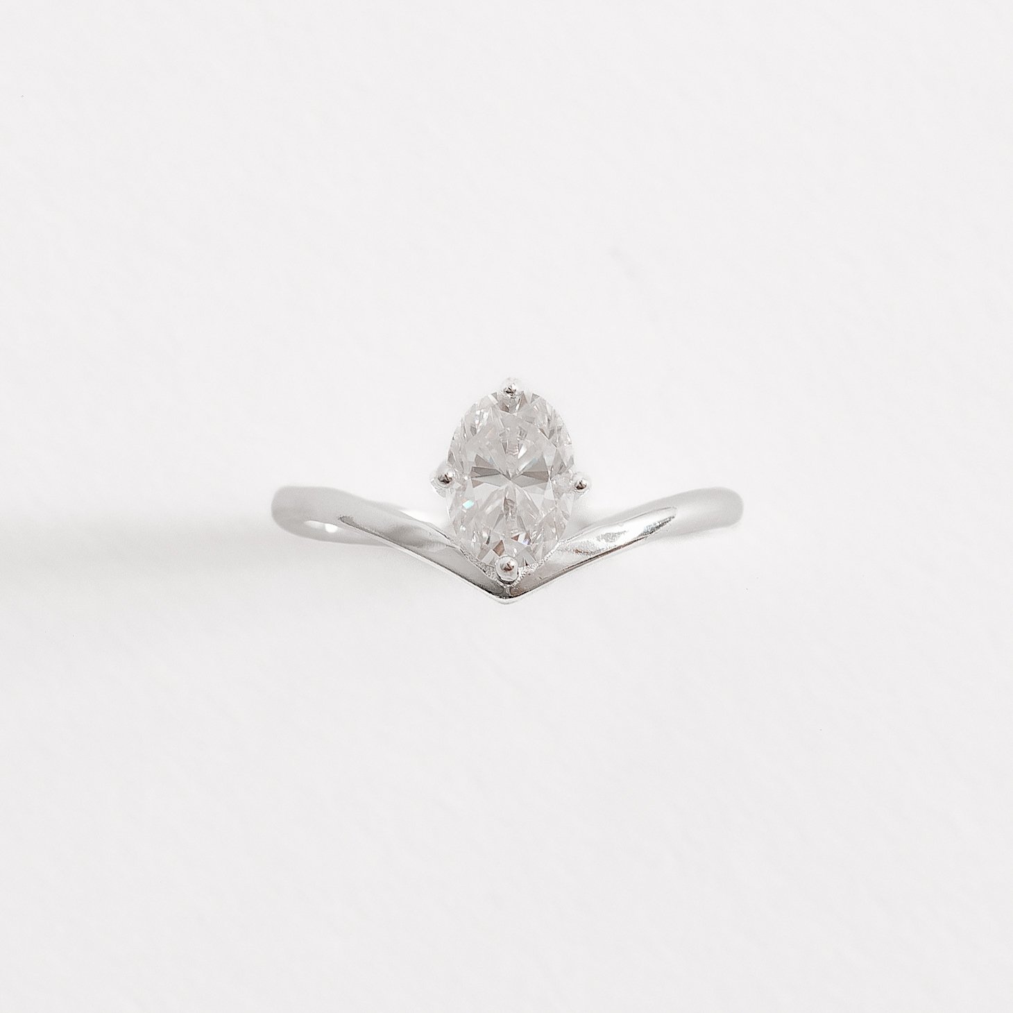 Anel v solitário moissanite oval 5x7mm