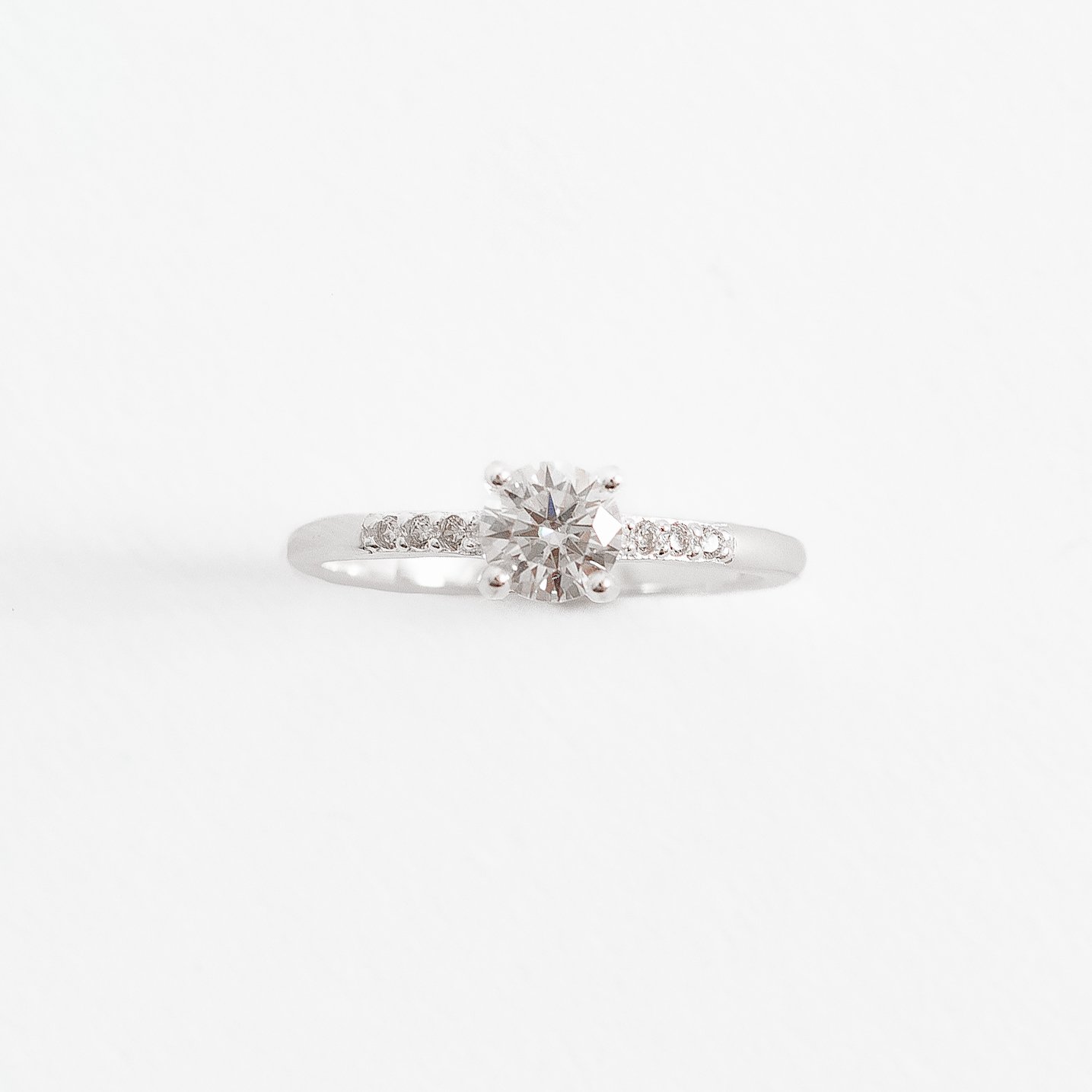 Anel solitário moissanite 5mm com cravejado embutido