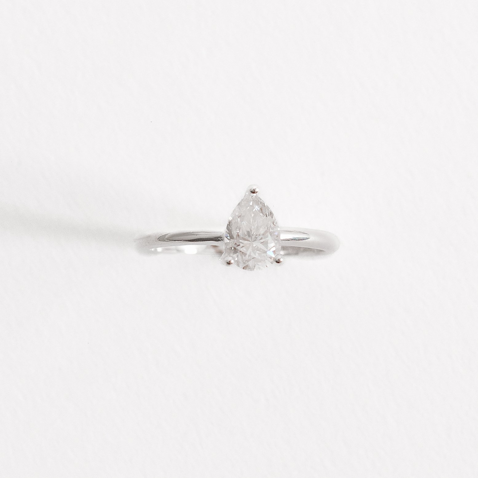 Anel solitário moissanite gota 5x7mm