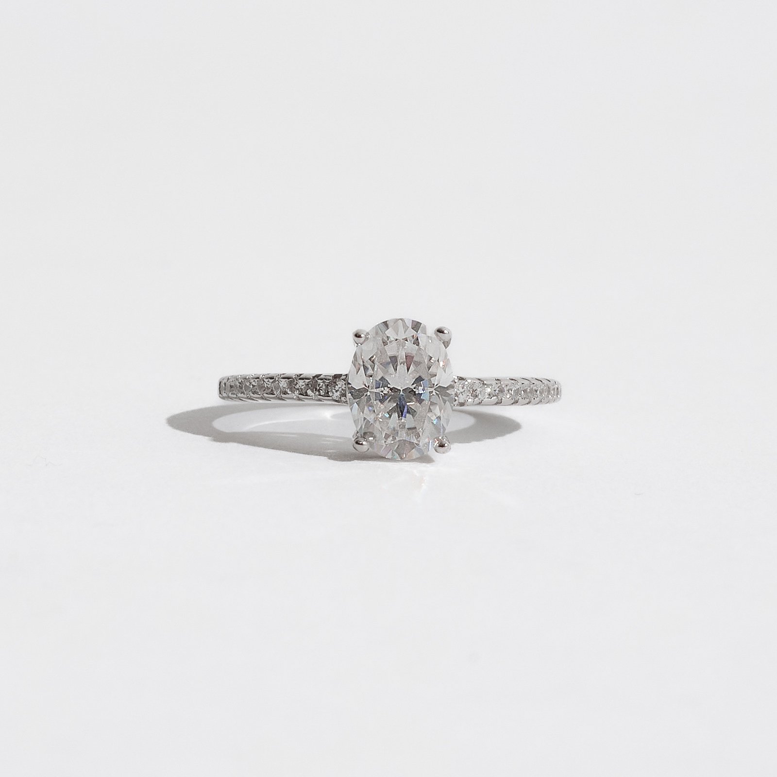 Anel moissanite oval 8x6mm com cravejado ródio